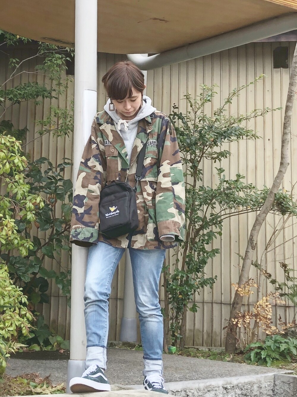 「カジュアルコーデ、オトナカジュアル、おしゃれさんと繋がりたい、ゆるコーデ、ootd、プチプラ、オーバーサイズ、スキニーデニム、迷彩、バンズ」｜「VANSのVANS:OLD SKOOL GREEN（スニーカー、グリーン系）」を使った、nonさん（レディース・164cm）の冬コーディネートの1枚目の写真