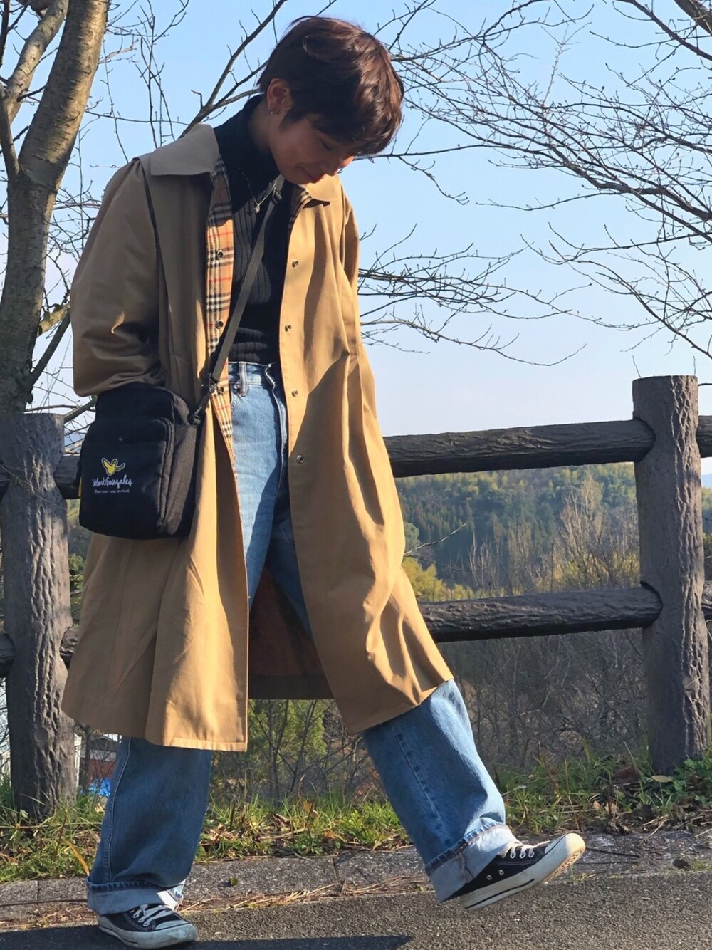 「オトナカジュアル、パンツスタイル、お洒落さんとつながりたい、ロングコート、デニムパンツ、トレンチコート、ユニクロ、コンバース、古着、タートルネック」｜「CONVERSEの【CONVERSE】ALLSTAR OX（スニーカー、ブラック系）」を使った、nonさん（レディース・164cm）の冬コーディネートの1枚目の写真