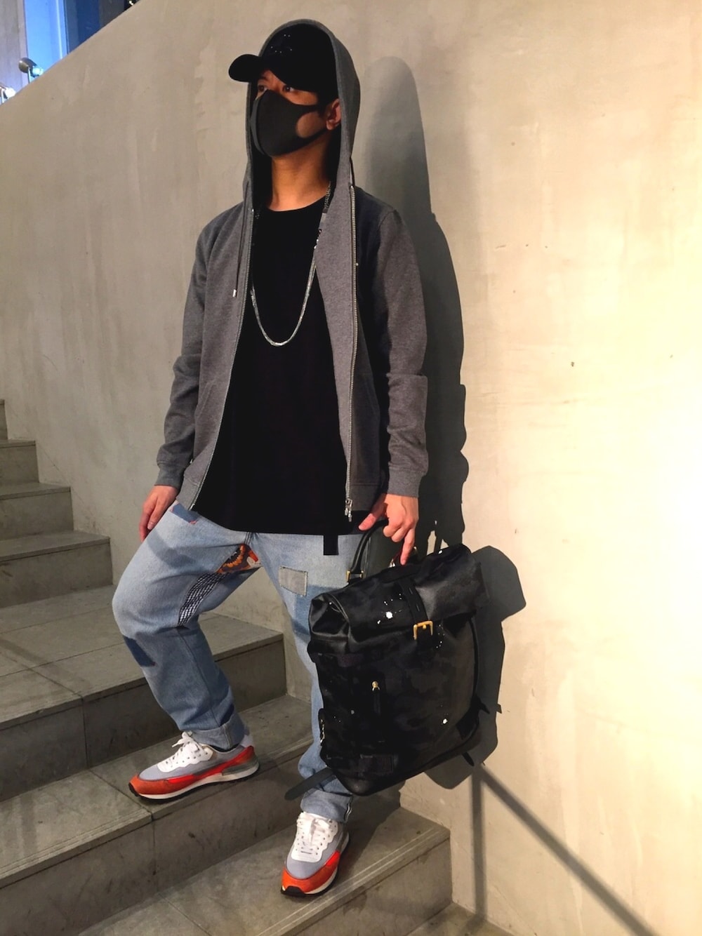 「スニーカー、シンプル、カジュアル、デニム、BALR.、MOOSE KNUCKLES、leivi's、GENTIL BANDIT、HIDNANDER、いいね、save、フォローお願いします🤑」｜「BALR.のアイテム（パーカー、グレー系）」を使った、POWERさん（メンズ・172cm）の秋コーディネートの1枚目の写真