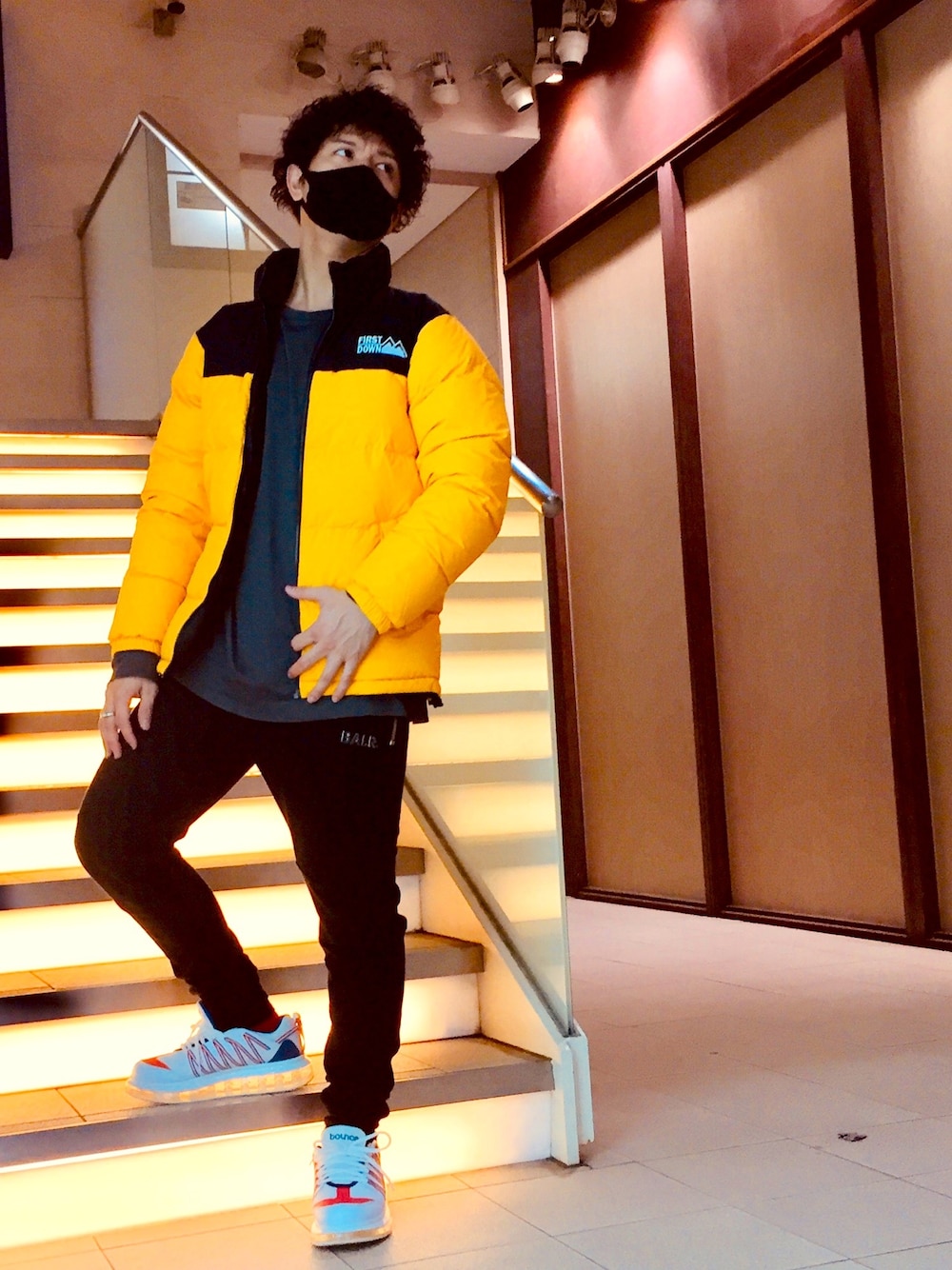 「ストリート、スニーカーコーデ、ダウンジャケット、秋冬コーデ、FIRSTDOWN、BALR.、bounce、ootd、シンプルコーデ、いいね、save、フォローお願いします🤑」｜「FIRST DOWNのFIRST DOWN（ファーストダウン）Microsoft×reversibledown/リバーシブルダウン（ダウンジャケット/コート、イエロー系）」を使った、POWERさん（メンズ・172cm）の秋コーディネートの1枚目の写真