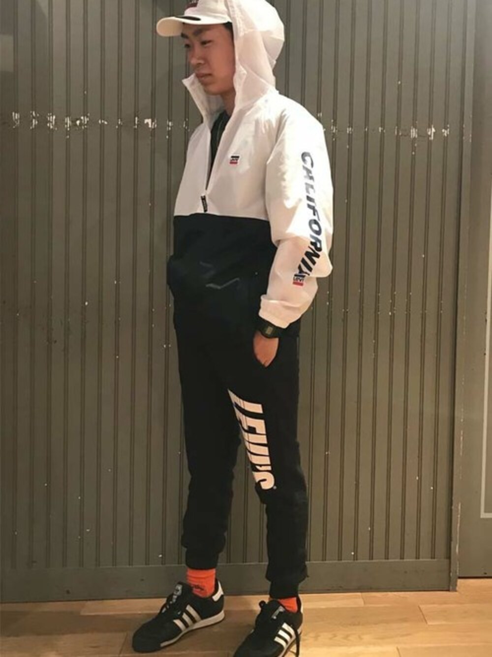 「リーバイス、スポーツミックス、Levi's、アノラックパーカー」｜「Levi'sのアノラックパーカー パッカブル/SPORT ANORAK WHITE（マウンテンパーカー、その他）」を使った、リーバイス STAFF MENさん（メンズ・172cm）の夏コーディネートの1枚目の写真