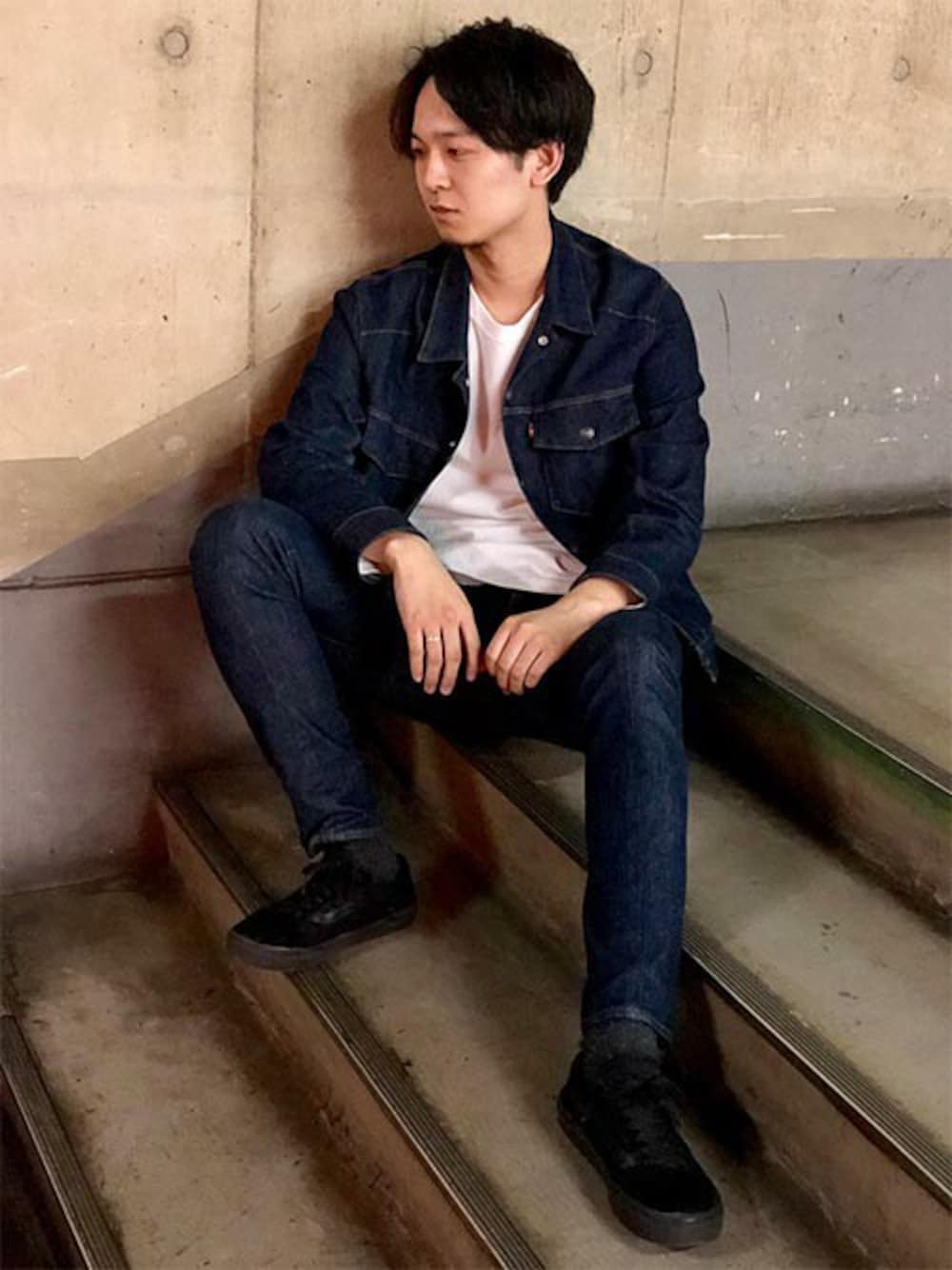 「デニム、デニムジャケット、リーバイス、Levi's、リーバイス502」｜「Levi'sのLEJTRUCKERRINSE（デニムジャケット、ブルー系）」を使った、リーバイス STAFF MENさん（メンズ・182cm）の春コーディネートの1枚目の写真