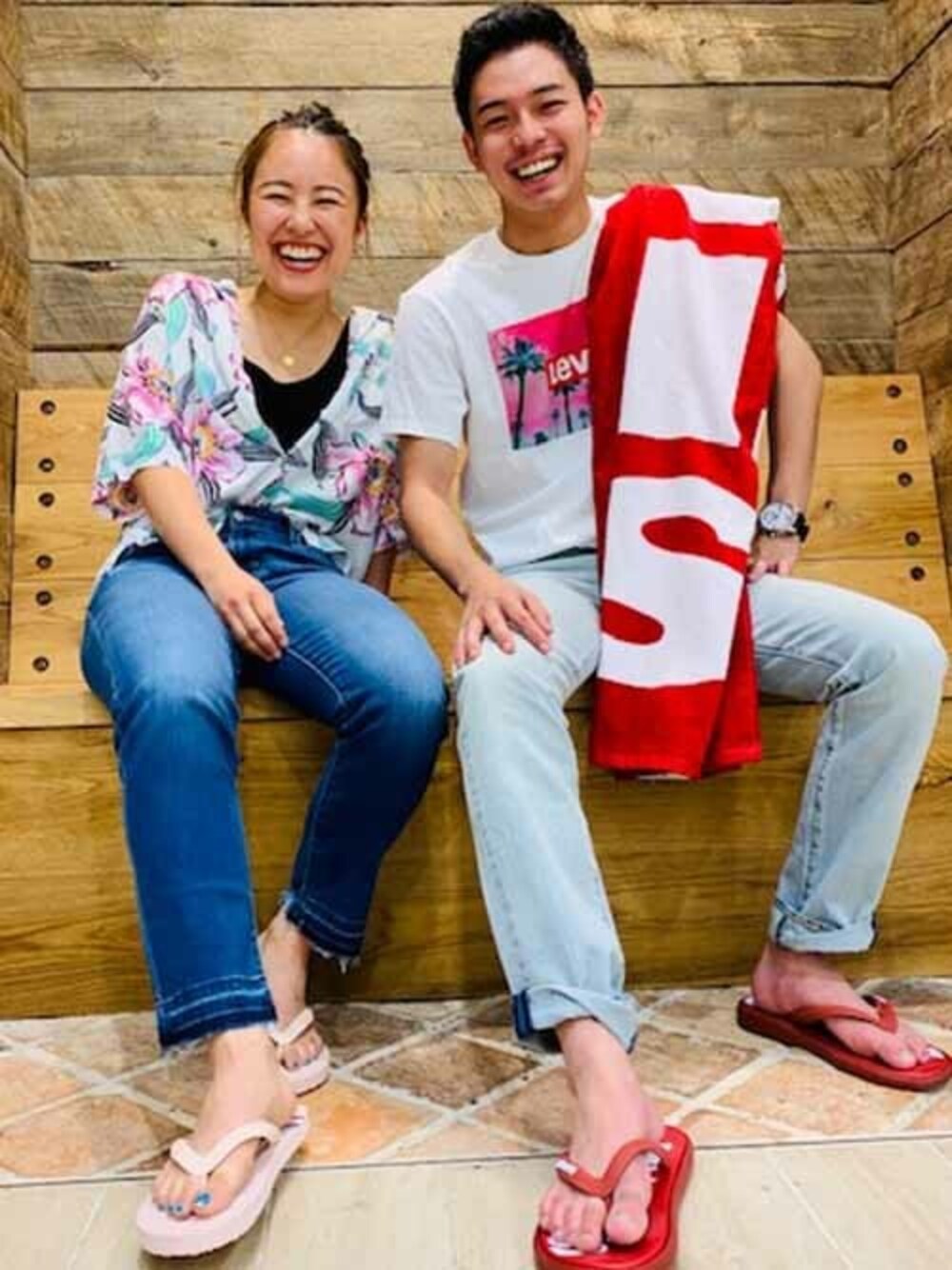 「Tシャツ、リーバイス、海、Levi's、夏コーデ、ビーチサンダル」｜「Levi'sのグラフィックTシャツ PHOTO2 WHITE（Tシャツ/カットソー、その他）」を使った、リーバイス STAFF MENさん（メンズ・172cm）の夏コーディネートの1枚目の写真