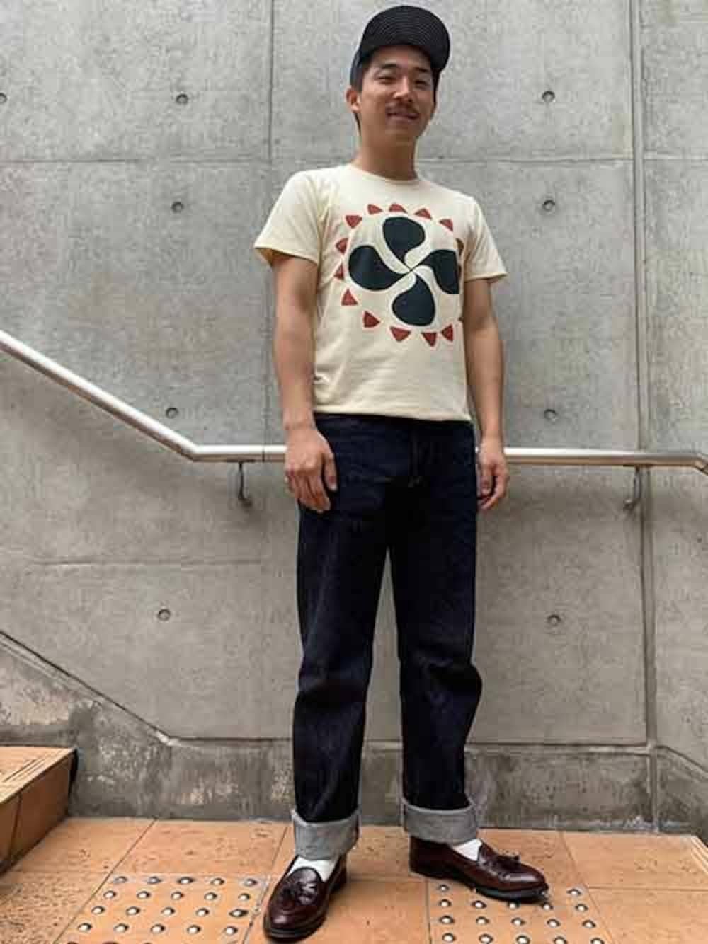 「Tシャツ、リーバイス、Levi's、LEVI'S VINTAGE CLOTHING、levis 501、リーバイス501」｜「LEVI'S VINTAGE CLOTHINGのLEVI'S(R) VINTAGE CLOTHING グラフィックTシャツ VILLAGE LAMBSWOOL（Tシャツ/カットソー、その他）」を使った、リーバイス STAFF MENさん（メンズ・165cm）の夏コーディネートの1枚目の写真