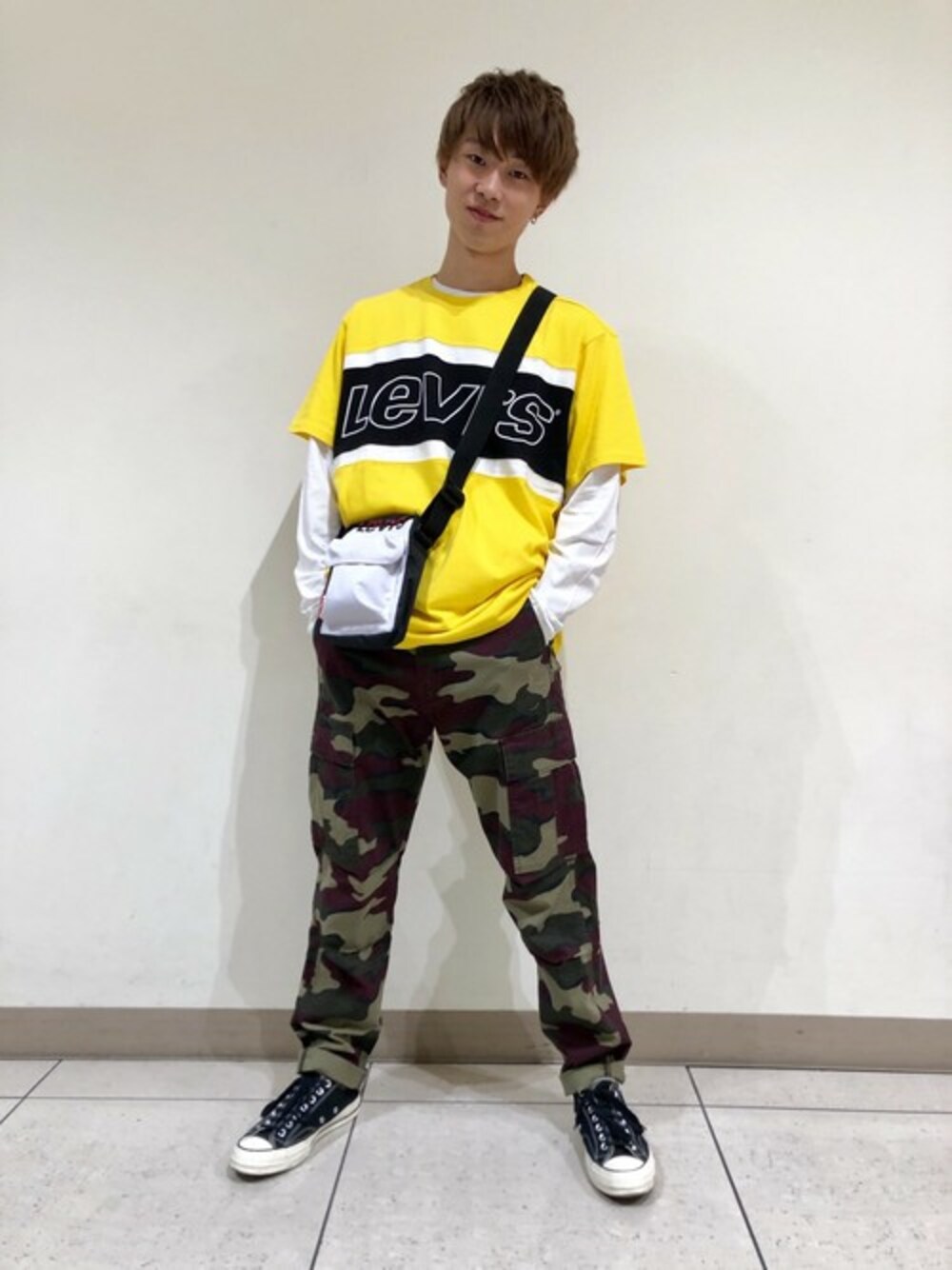 「Tシャツ、リーバイス、秋のコーデ、カーゴパンツ、Levi's、原色、秋コーデ」｜「Levi'sのバットウィングロゴ グラフィックカットソー BETTER WHITE（Tシャツ/カットソー、その他）」を使った、リーバイス STAFF MENさん（メンズ・173cm）の秋コーディネートの1枚目の写真