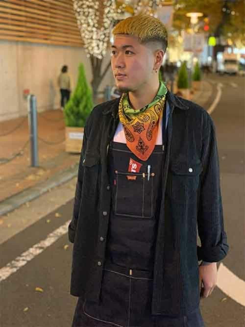 「リーバイス、Levi's」｜「Levi'sのオーバーサイズワークシャツ ブルー BLACK HEATHER CORD（シャツ/ブラウス、ブラック系）」を使った、リーバイス STAFF MENさん（メンズ・182cm）の冬コーディネートの1枚目の写真