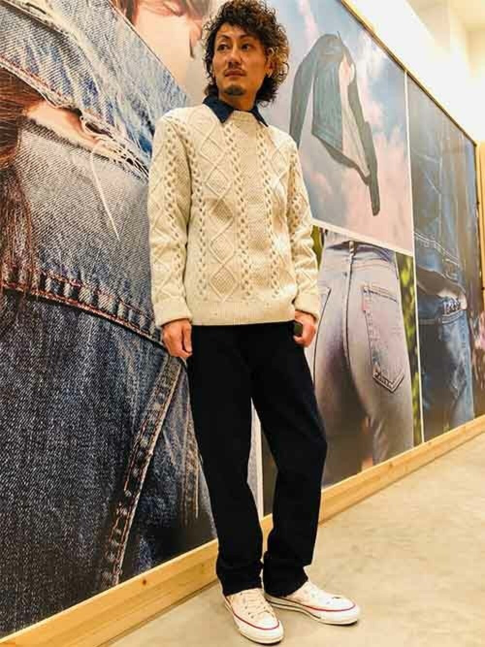 「リーバイス、Levi's、きれい目カジュアル」｜「Levi'sのデニムシャツ（シャツ/ブラウス、ブルー系）」を使った、リーバイス STAFF MENさん（メンズ・174cm）の冬コーディネートの1枚目の写真