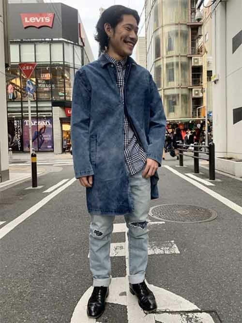 その他のチェスターコート、ブルー系のシャツ/ブラウスを着用したメンズの春コーディネートの1枚目の写真