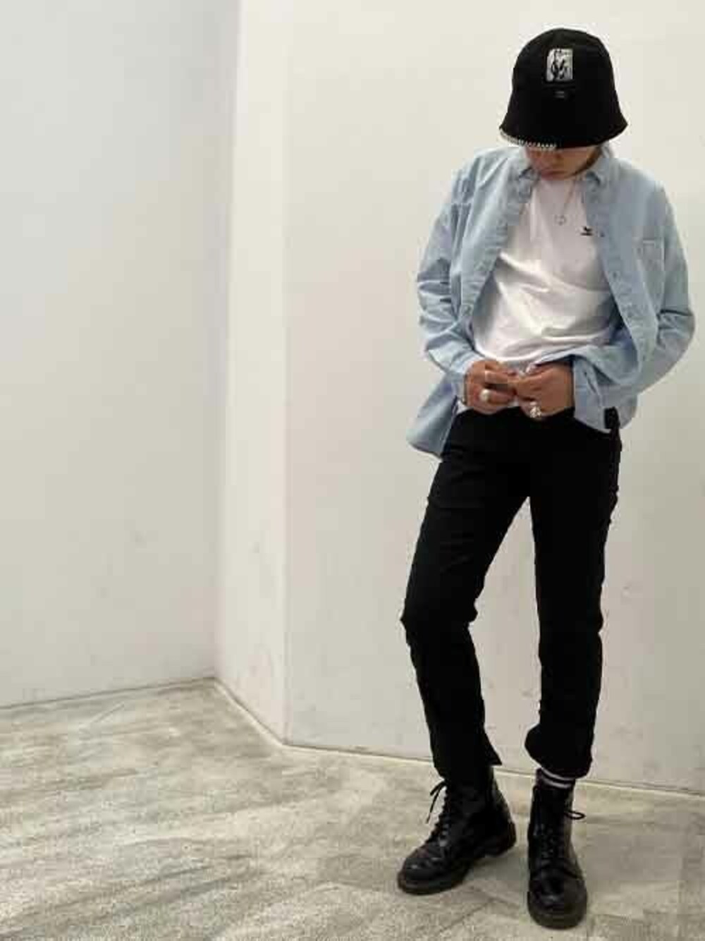 「チノパン、リーバイス、デニムシャツ、Levi's、シンプルコーデ、夏コーデ、ﾌﾞﾗｯｸﾊﾟﾝﾂ」｜「Levi's Made & CraftedのLEVI'S(R) MADE & CRAFTED(R) STANDARD SHIRT LMC BRAVO BLUES（シャツ/ブラウス、ブルー系）」を使った、リーバイス STAFF MENさん（メンズ・167cm）の夏コーディネートの1枚目の写真