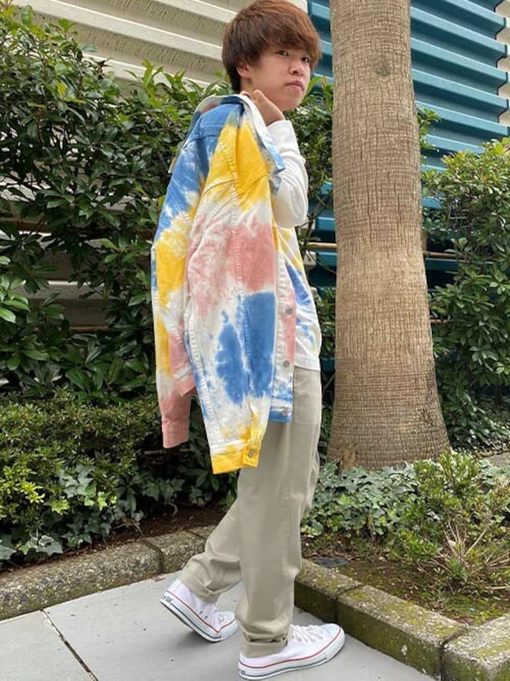 「テーパードパンツ、デニムジャケット、リーバイス、タイダイ柄、Levi's、夏コーデ、562」｜「Levi'sの562(TM) ルーズテーパートラウザー SANDHILL（チノパンツ、その他）」を使った、リーバイス STAFF MENさん（メンズ・164cm）の夏コーディネートの1枚目の写真