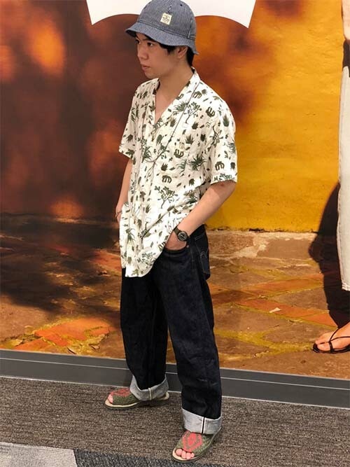 リーバイス STAFFリーバイス STAFF MENさんのシャツ/ブラウス「キューバシャツ NEPHRITE OLIVE NIGHT PRINT(Levi's|リーバイス)」を使ったコーディネート