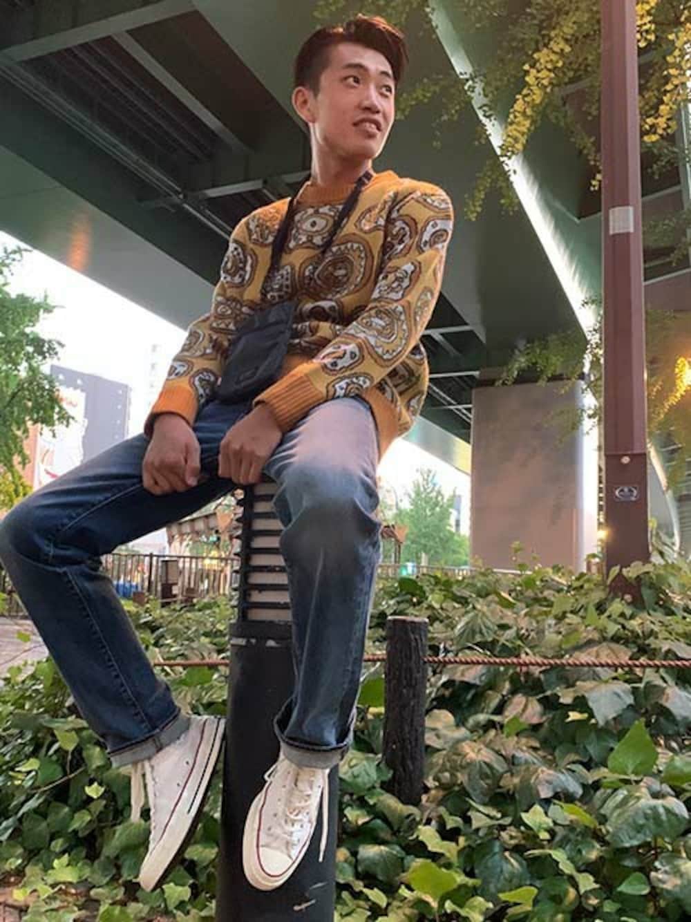 「ニット、リーバイス、秋のコーデ、Levi's、ブラウンコーデ、柄物ニット」｜「Levi'sのLVCCREWGOLDEYESGOLDECRUSWEATER（ニット/セーター、その他）」を使った、リーバイス STAFF MENさん（メンズ・177cm）の秋コーディネートの1枚目の写真