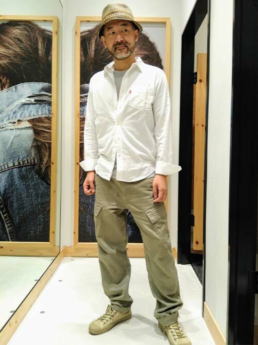 「白シャツ、リーバイス、カーゴパンツ、Levi's、ナチュラルスタイル、秋コーデ」｜「Levi'sのSUNSET 1 POCKET STANDARD WHITE 17（シャツ/ブラウス、その他）」を使った、リーバイス STAFF MENさん（メンズ・178cm）の秋コーディネートの1枚目の写真