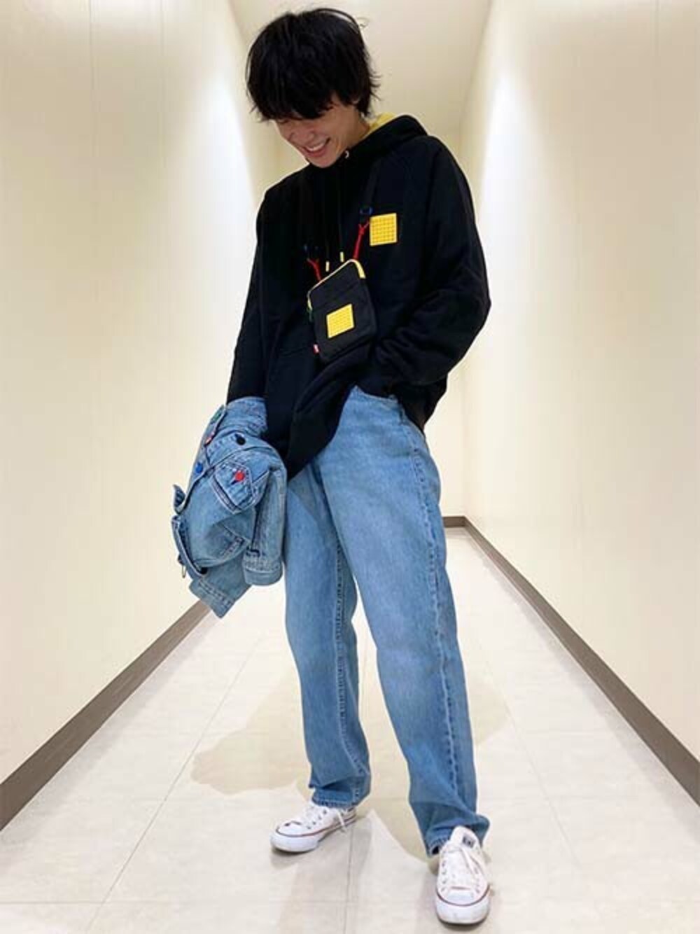 「デニムジャケット、リーバイス、冬コーデ、オーバーサイズ、Levi's、カジュアルコーデ、アメカジコーデ」｜「Levi'sのレゴ(R) x Levi's(R) LEGO リラックスフーディー LEGO BLACK HOODIE（パーカー、ブラック系）」を使った、リーバイス STAFF MENさん（メンズ・174cm）の秋コーディネートの1枚目の写真