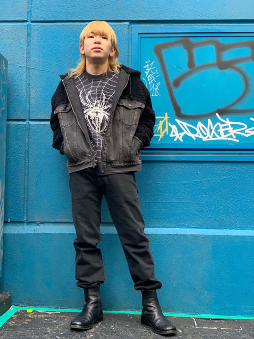 ブラック系のデニムジャケット、ブラック系のスウェット、ブラック系のデニムパンツを着用したメンズの秋コーディネートの1枚目の写真