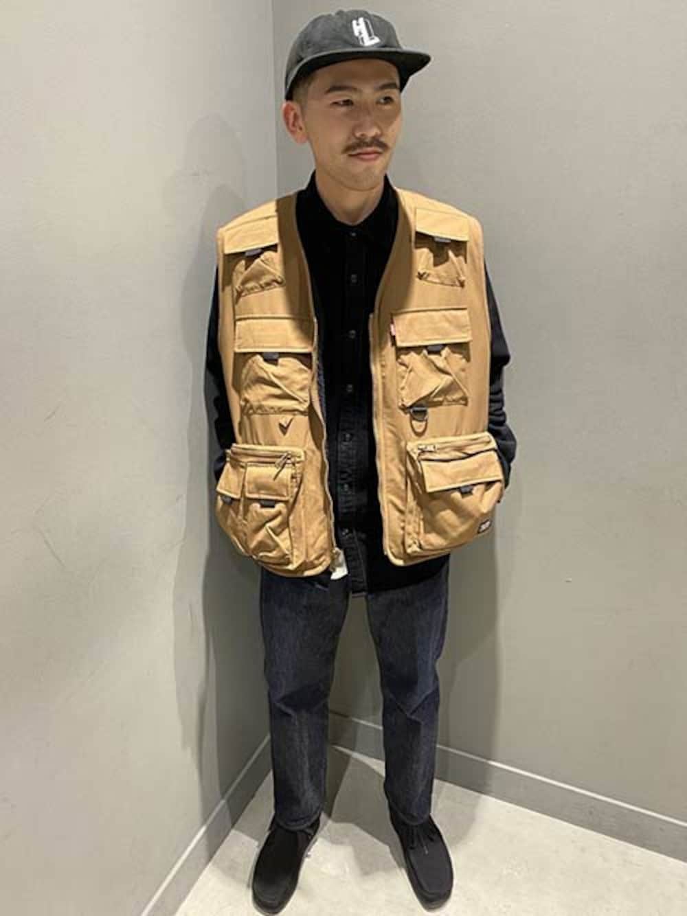 「アメカジ、リーバイス、ストリート、スポーツミックス、Levi's、カジュアルコーデ、フィッシングベスト」｜「Levi'sのJACKSON WORKER JET BLACK（シャツ/ブラウス、ブラック系）」を使った、リーバイス STAFF MENさん（メンズ・169cm）の秋コーディネートの1枚目の写真