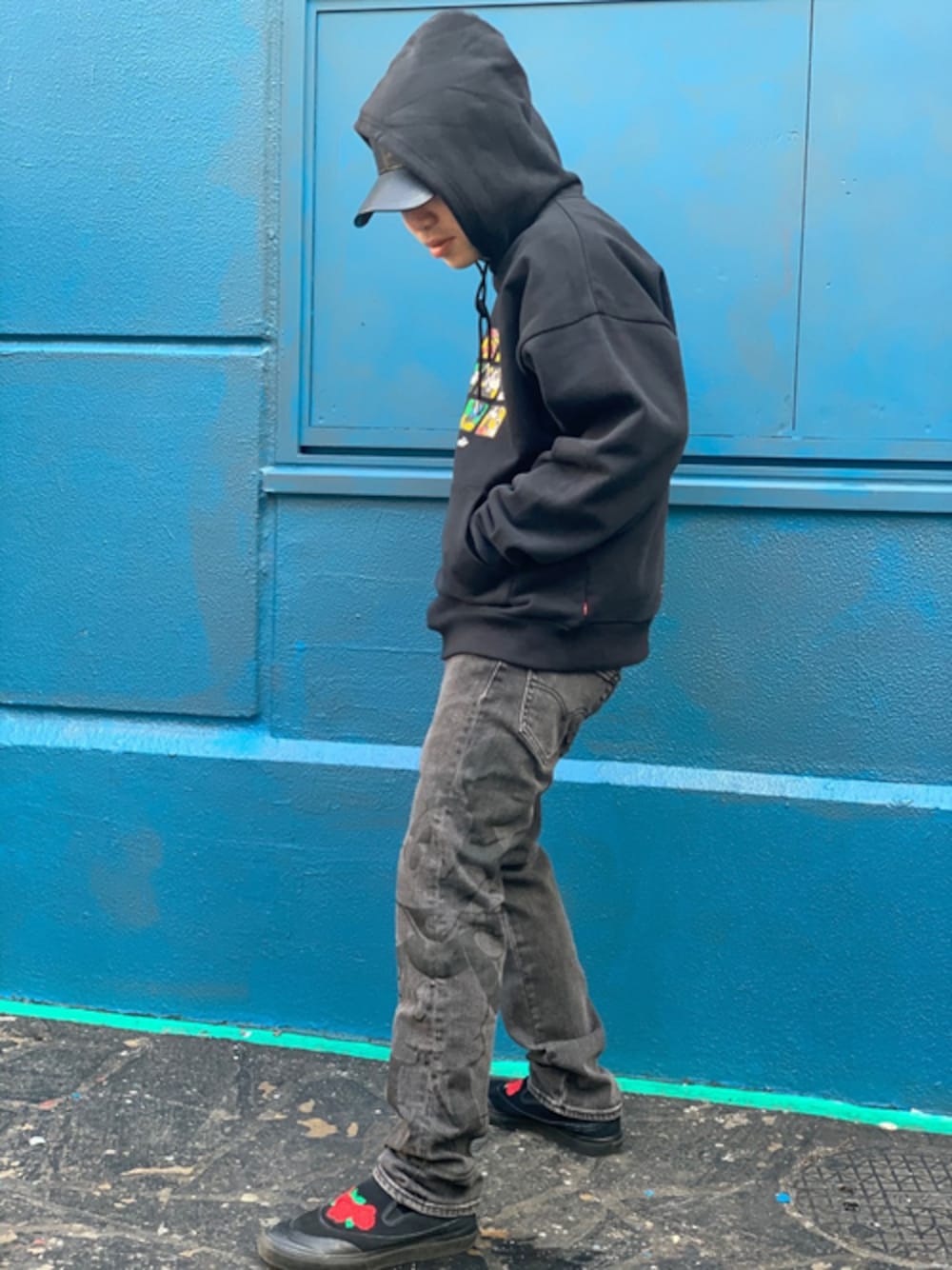 「カジュアル、リーバイス、ストリート、トレーナー、Levi's、スケータースタイル、ストリートコーデ」｜「Levi'sのDISNEY グラフィックフーディー MINERAL BLACK \（パーカー、ブラック系）」を使った、リーバイス STAFF MENさん（メンズ・158cm）の冬コーディネートの1枚目の写真