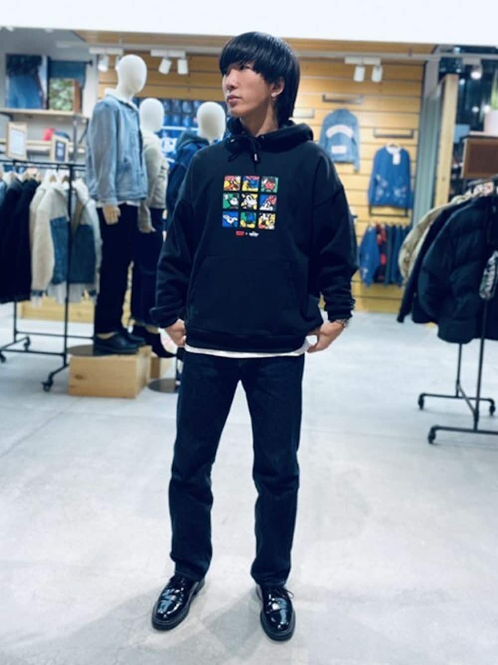「カジュアル、アメカジ、パーカー、リーバイス、ディズニー、Levi's」｜「Levi'sのDISNEY グラフィックフーディー MINERAL BLACK（パーカー、ブラック系）」を使った、リーバイス STAFF MENさん（メンズ・172cm）の冬コーディネートの1枚目の写真