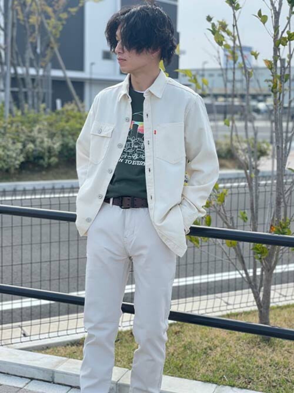 その他のシャツ/ブラウス、ブラック系のTシャツ/カットソー、その他のチノパンツを着用したメンズの春コーディネートの1枚目の写真