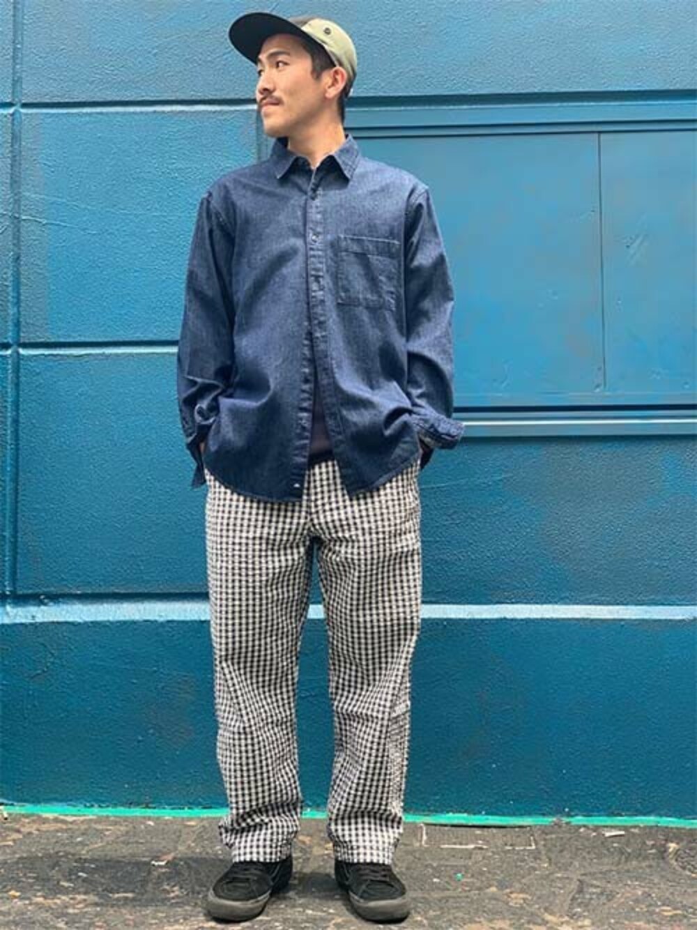 ブルー系のシャツ/ブラウスを着用したメンズの春コーディネートの1枚目の写真