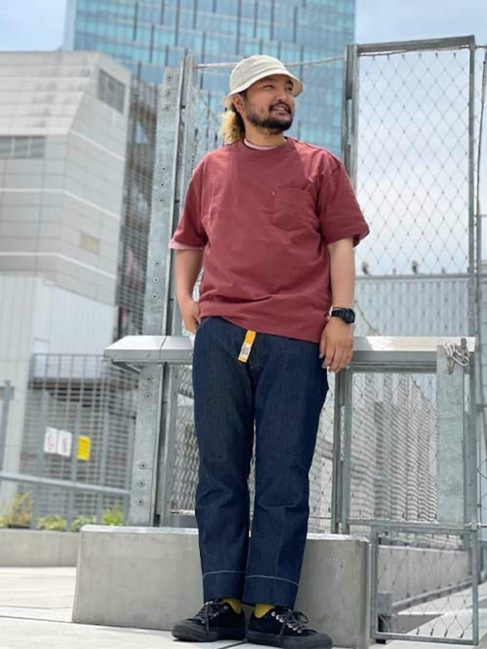 「デニム、カジュアル、リーバイス、デニムパンツ、Levi's、リジッドデニム」｜「Levi'sのMADE IN THE USA BOXY TEE MADDER BROWN（Tシャツ/カットソー、レッド系）」を使った、リーバイス STAFF MENさん（メンズ・183cm）の春コーディネートの1枚目の写真