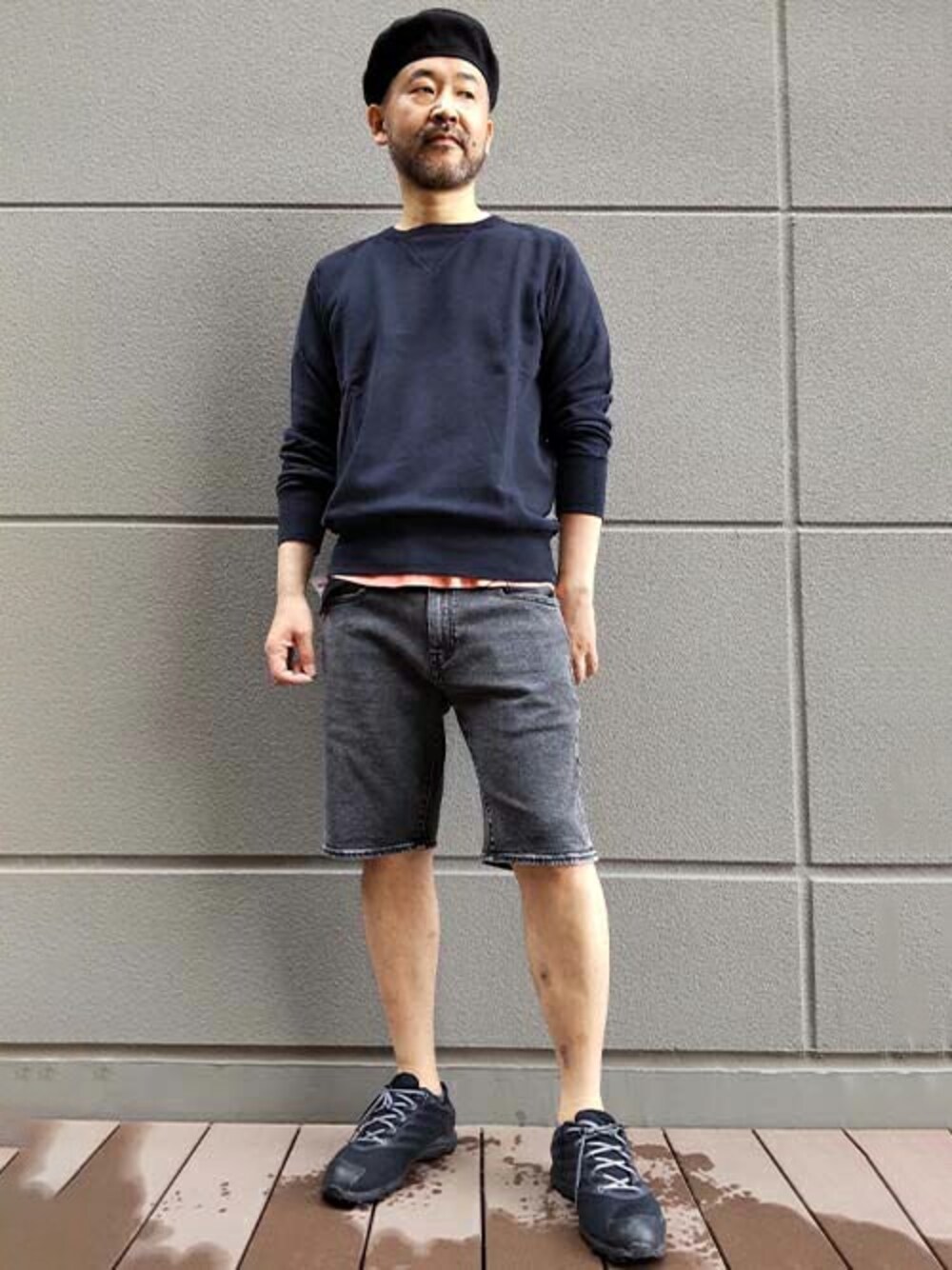 ブラック系のスウェット、その他のTシャツ/カットソー、ブラック系のデニムパンツを着用したメンズの春コーディネートの1枚目の写真