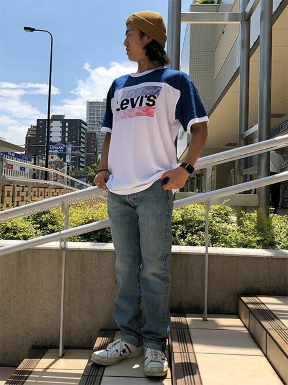 ホワイト系のTシャツ/カットソー、ブルー系のデニムパンツ、グリーン系のニットキャップ/ビーニーを着用したメンズの夏コーディネートの1枚目の写真