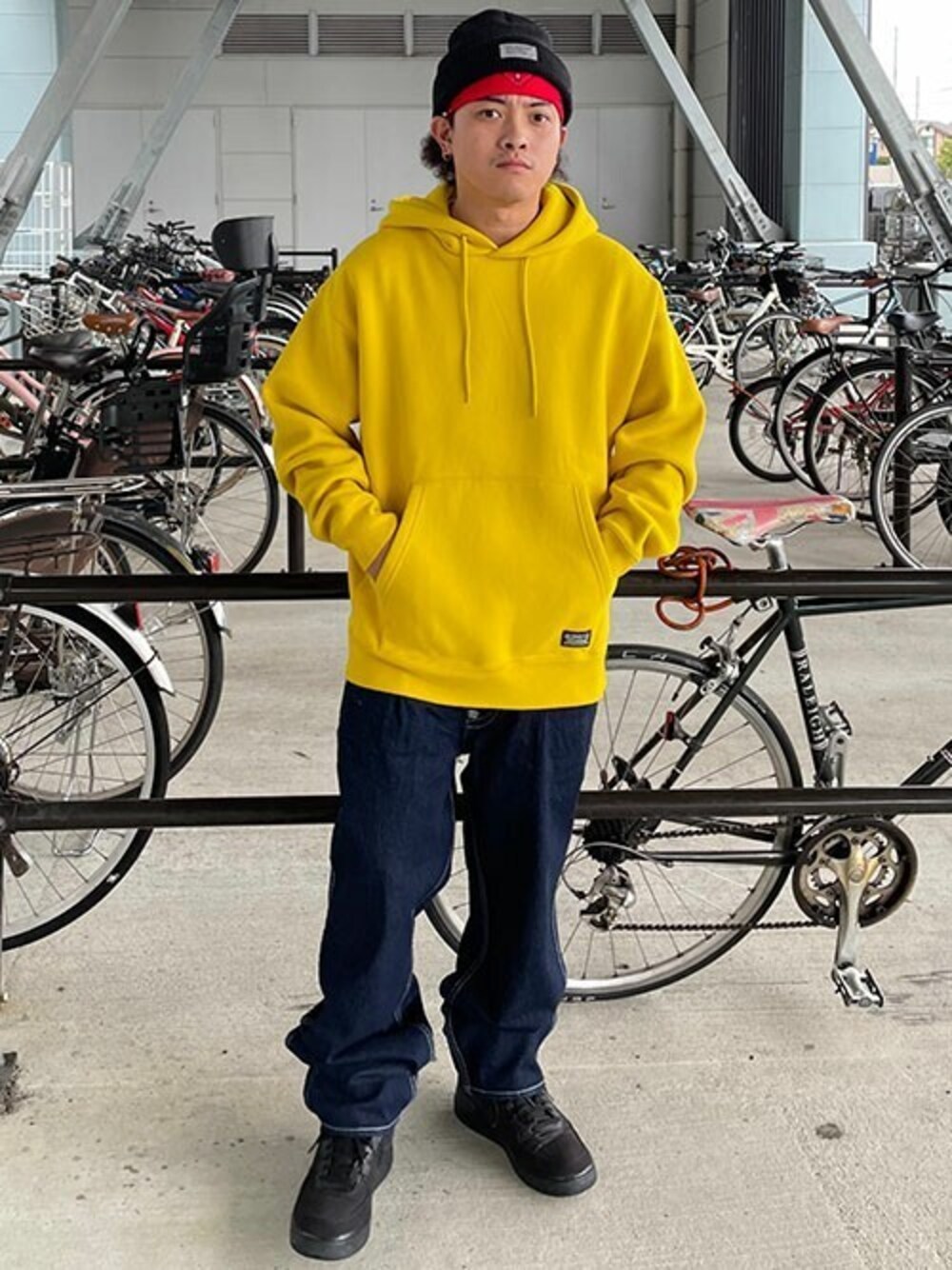 「デニム、パーカー、リーバイス、ストリート、Levi's、LEVI'S RED」｜「Levi'sのSKATE HOODED SWEATSHIRT SULPHUR（パーカー、その他）」を使った、リーバイス STAFF MENさん（メンズ・160cm）の秋コーディネートの1枚目の写真