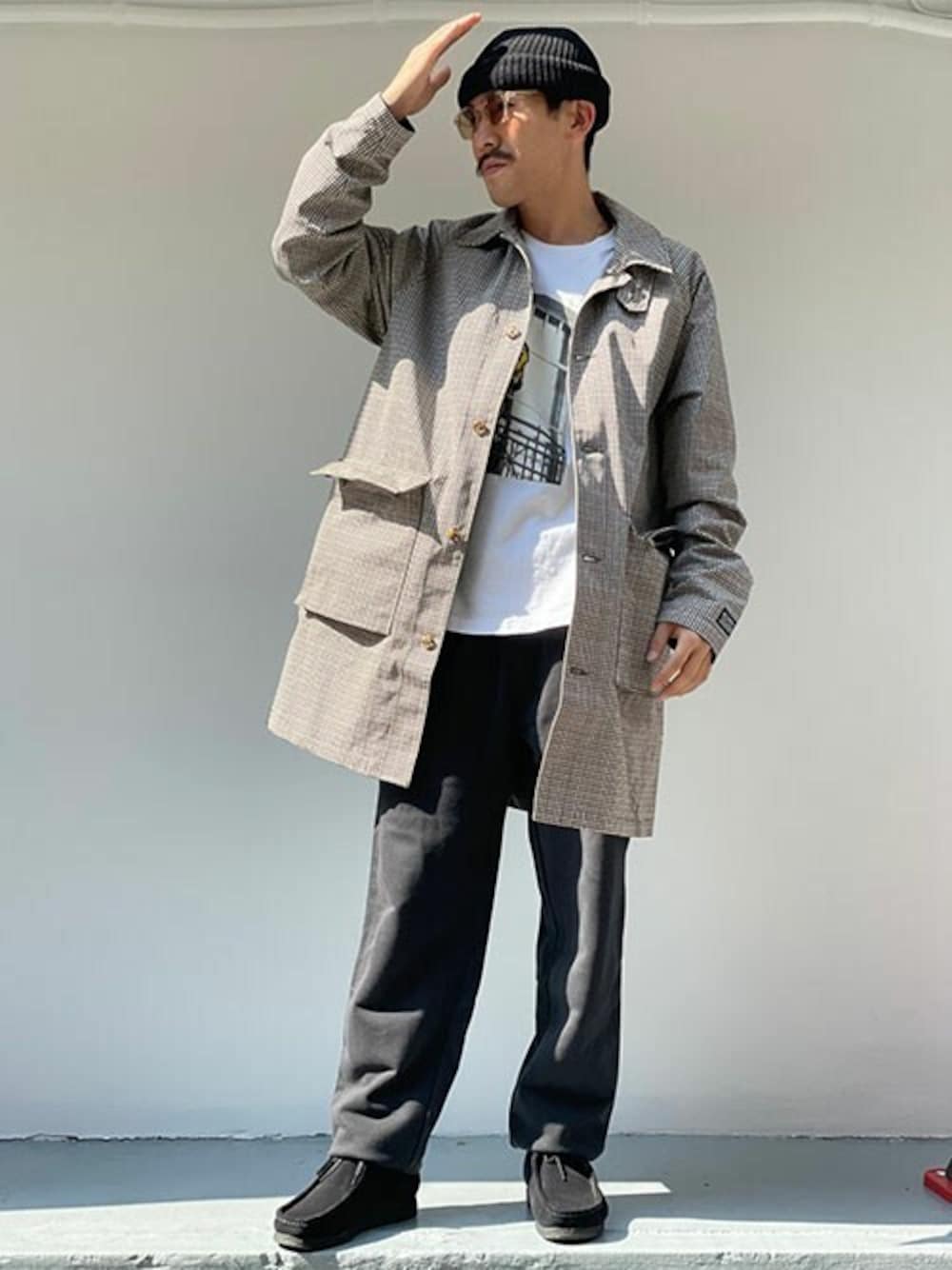 「スウェットパンツ、トレンチコート、リーバイス、ニットキャップ、Levi's、きれいめカジュアル」｜「Levi'sのTURK TRENCH COAT LARIMAR PEYOTE（トレンチコート、その他）」を使った、リーバイス STAFF MENさん（メンズ・169cm）の秋コーディネートの1枚目の写真