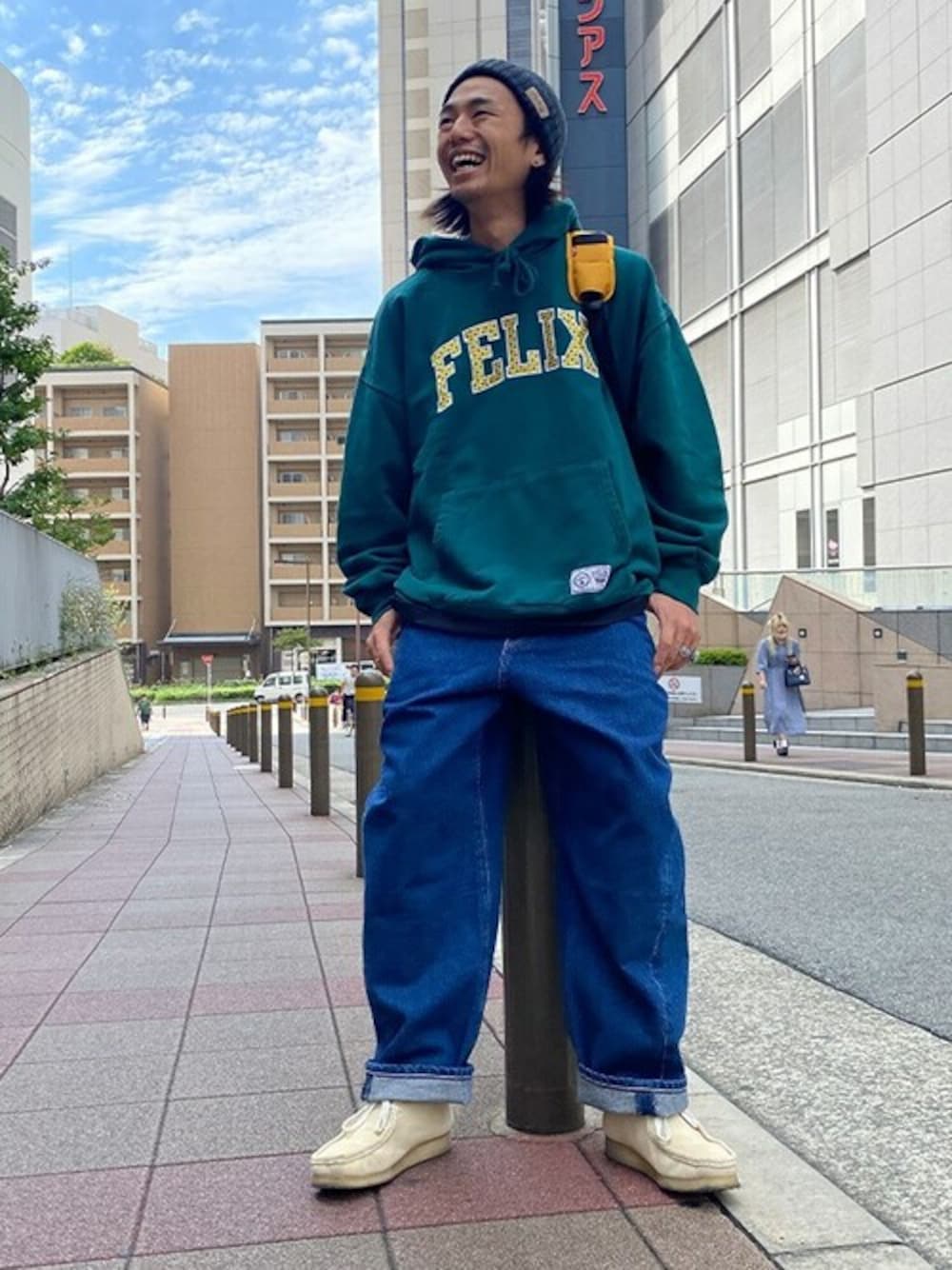 「デニム、コラボ、リーバイス、ストリート、Levi's、バギーパンツ、スケートスタイル、Felix the Cat」｜「Levi'sのLEVI'S(R) x FELIX THE CAT(TM) グラフィックフーディー FELIX MAGIC BAG FOREST BIOME（パーカー、グリーン系）」を使った、リーバイス STAFF MENさん（メンズ・167cm）の秋コーディネートの1枚目の写真
