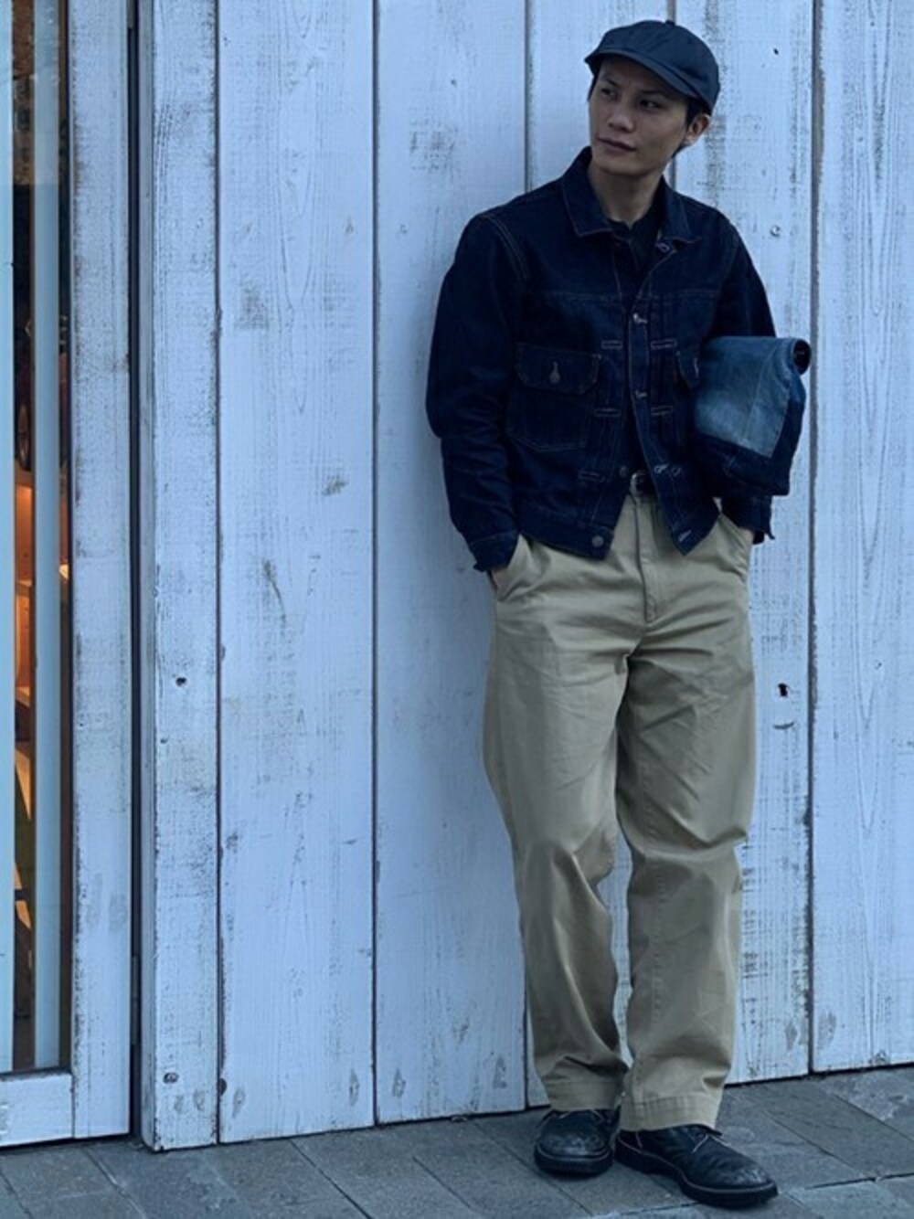 「デニム、アウター、チノパン、デニムジャケット、リーバイス、冬コーデ、Levi's、カジュアルコーデ」｜「Levi'sのLEVI'S(R) VINTAGE CLOTHING 1953モデル TYPE II トラッカージャケット RIGID（デニムジャケット、ブルー系）」を使った、リーバイス STAFF MENさん（メンズ・174cm）の秋コーディネートの1枚目の写真
