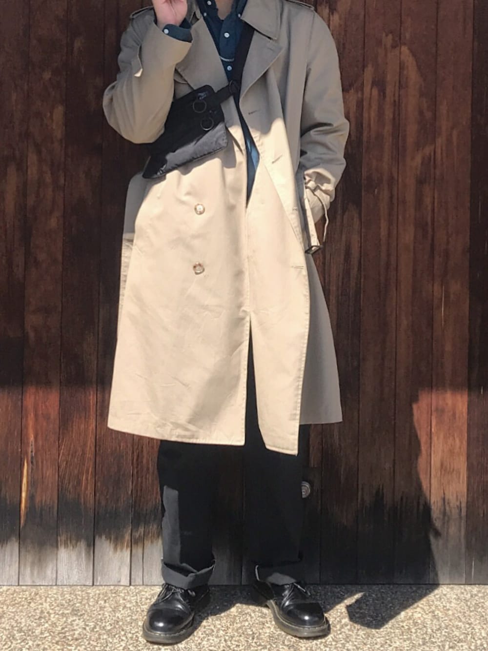 COACHのトレンチコート（ベージュ系）を使ったメンズ人気ファッション
