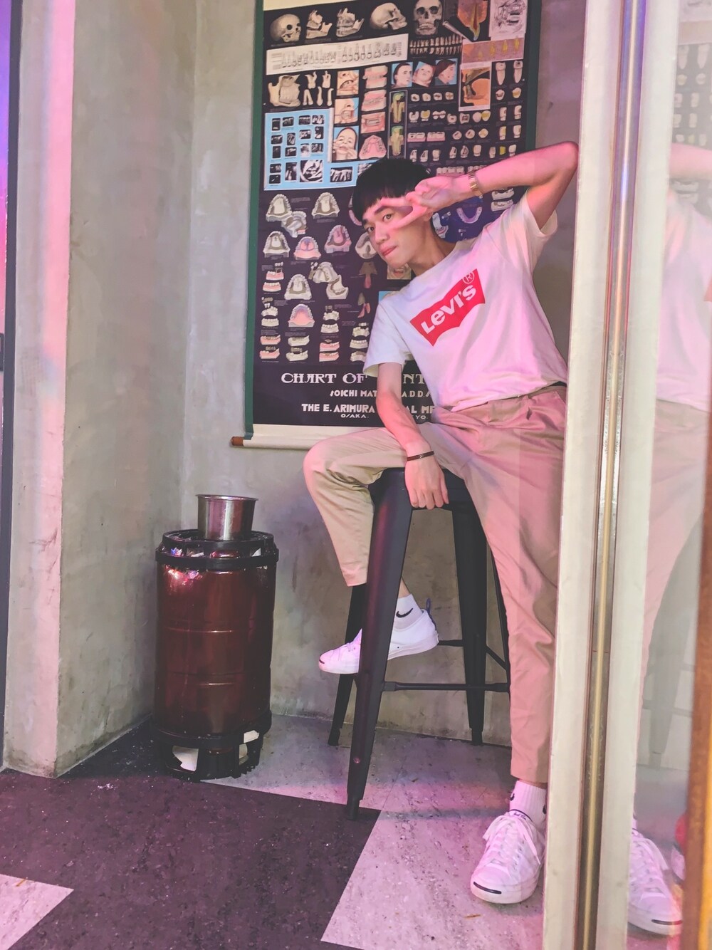 「Levisのアイテム（Tシャツ/カットソー、ベージュ系）」を使った、Sengさん（メンズ・172cm）の夏コーディネートの1枚目の写真