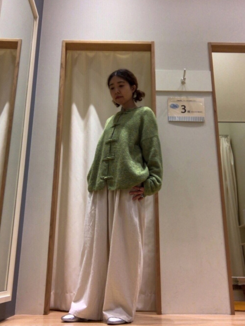 グリーン系のカーディガン/ボレロ、ホワイト系のその他パンツ、グリーン系のシャツ/ブラウスを着用したレディースの冬コーディネートの1枚目の写真