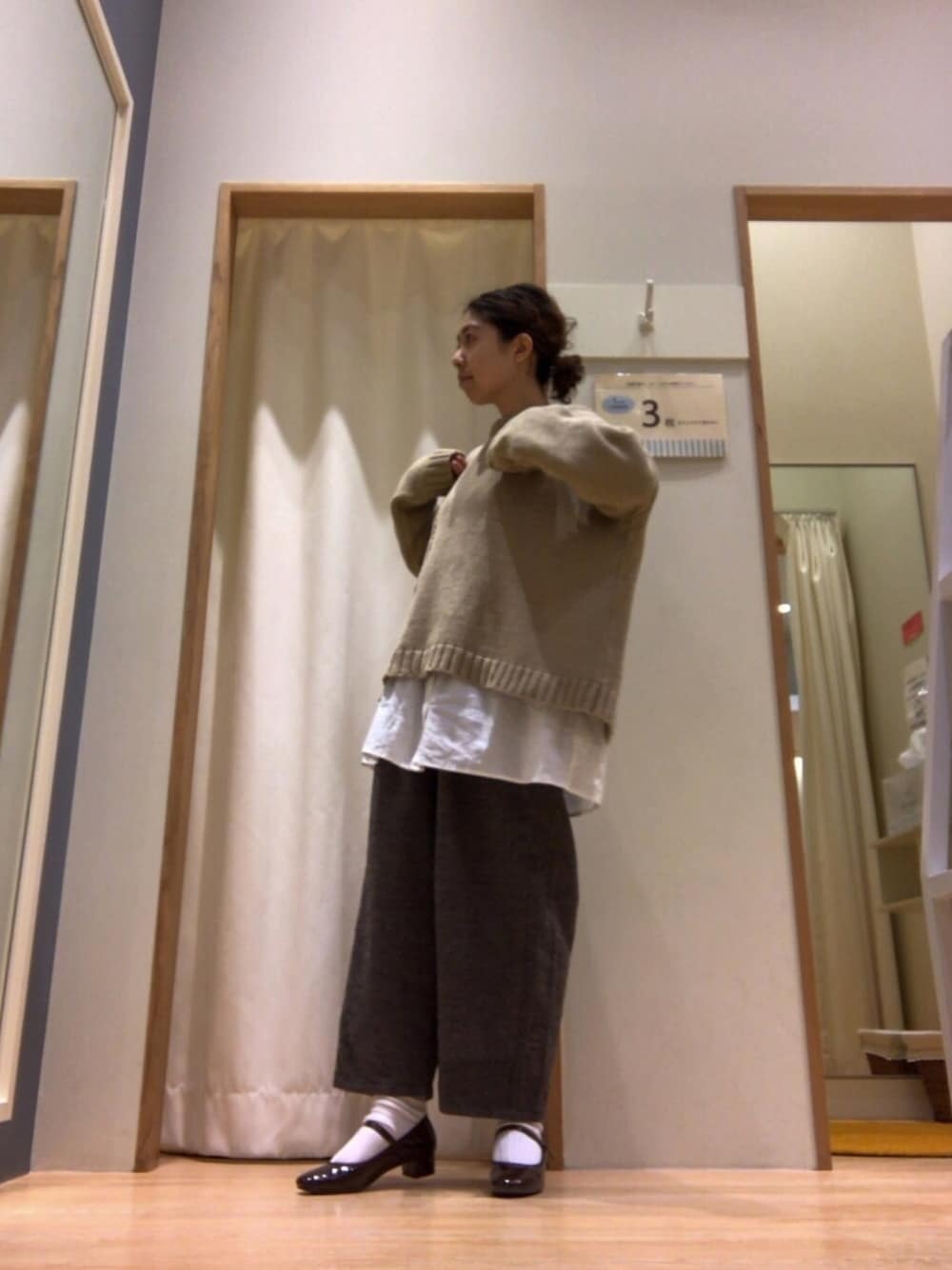 ベージュ系のニット/セーター、ホワイト系のシャツ/ブラウス、ブラック系のその他パンツを着用したレディースの冬コーディネートの1枚目の写真