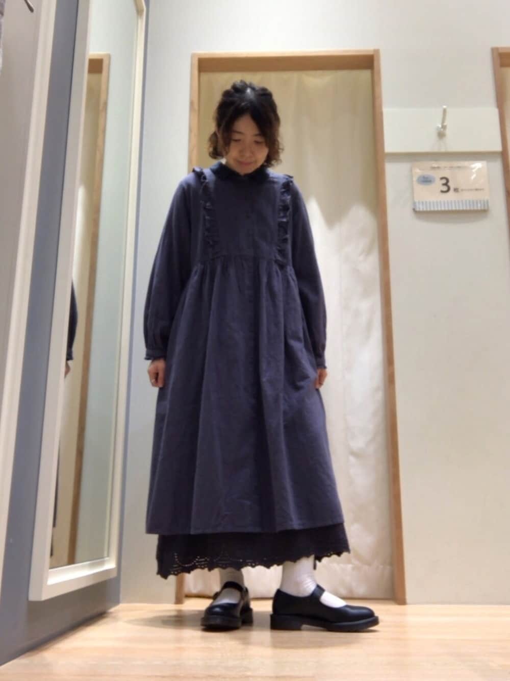 ブルー系のワンピース、グレー系のスカート、ブルー系のシャツ/ブラウスを着用したレディースの冬コーディネートの1枚目の写真