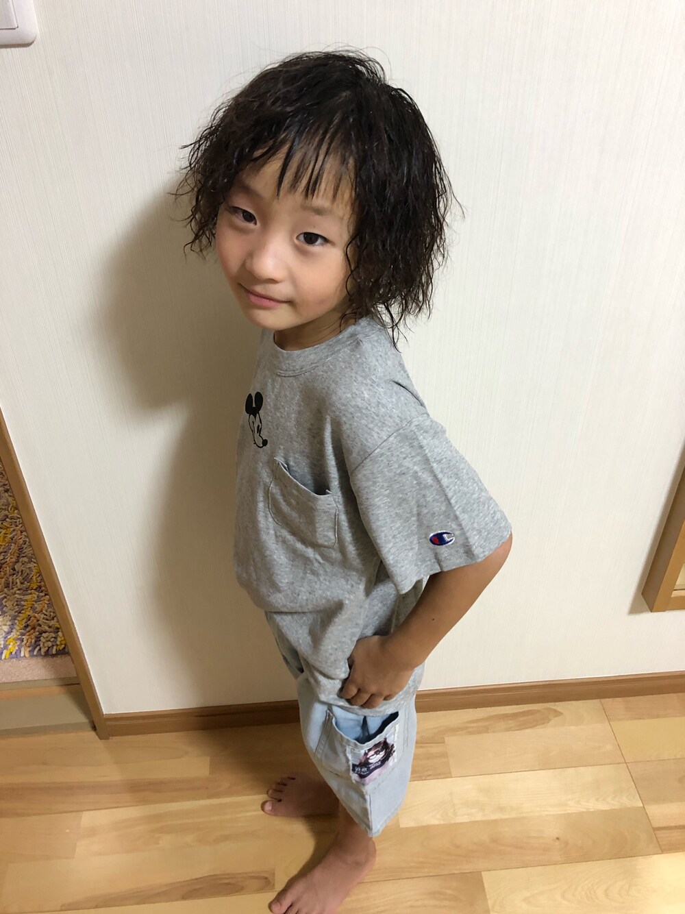 「キッズコーデ、男の子、韓国子供服、クルクルヘアー」｜「Championのアイテム（Tシャツ/カットソー、グレー系）」を使った、haru_natu_sakuさん（キッズ・120cm）の夏コーディネートの1枚目の写真
