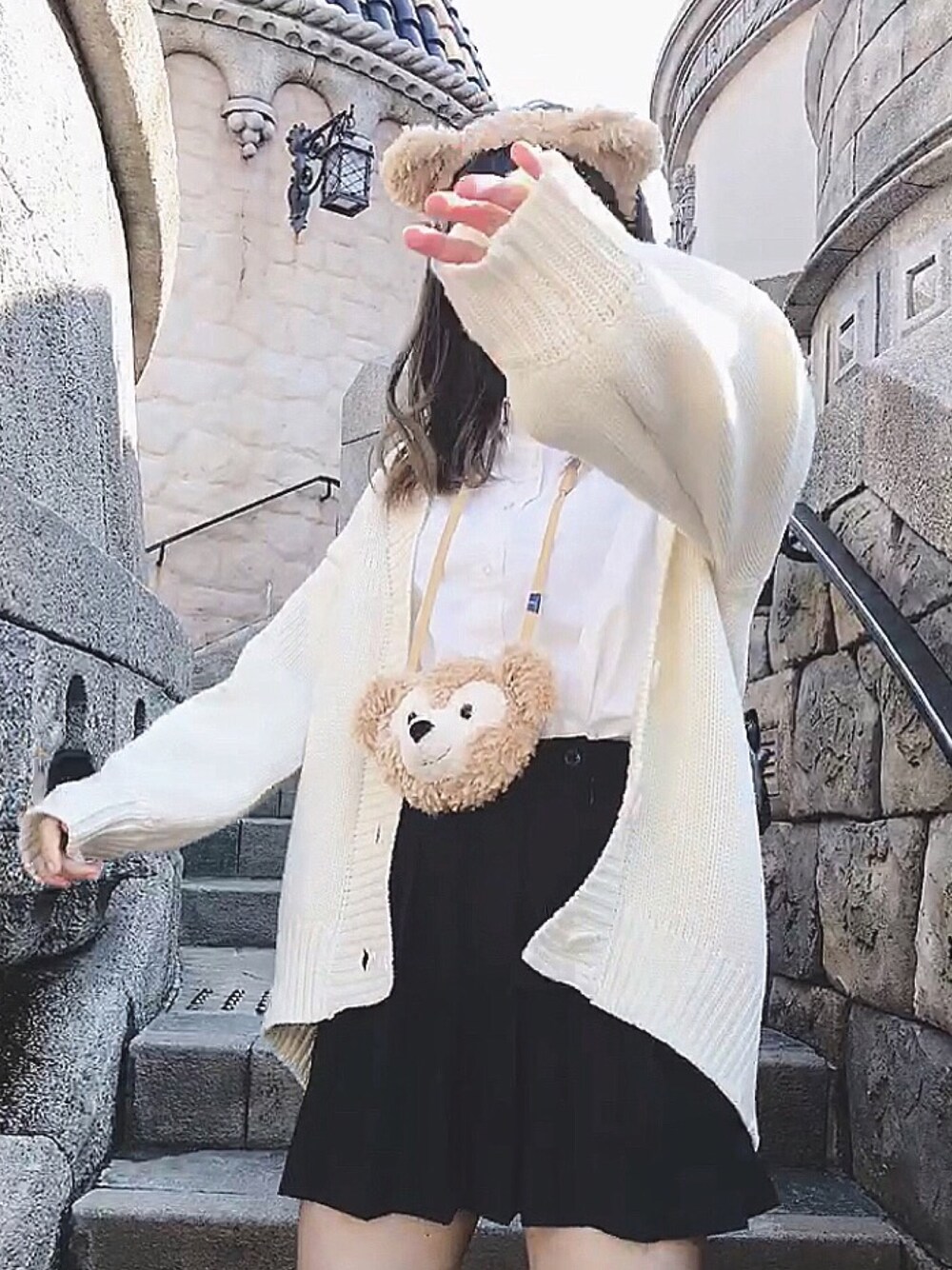 「制服、制服ディズニー、女子高生、高校生、青春、不安、ミニスカート、ディズニー」｜「Disneyのアイテム（カチューシャ、ベージュ系）」を使った、|2さん（レディース・162cm）の春コーディネートの1枚目の写真