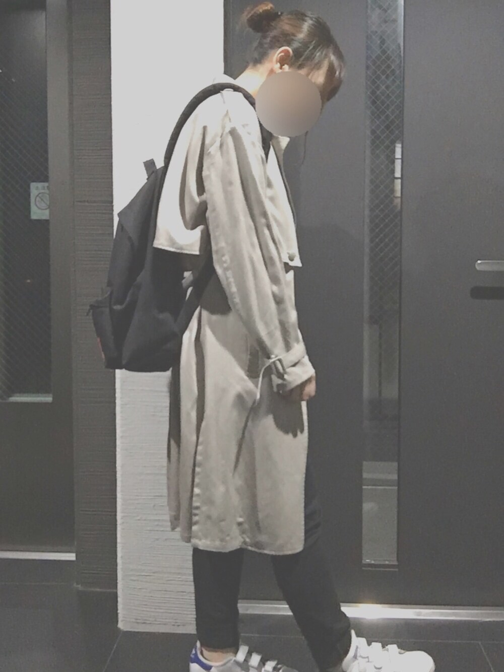 「カジュアル、秋服、シンプル、きれいめカジュアル、トレンチコート、黒スキニー、スタンスミス」｜「adidasのadidas アディダスオリジナルス STAN SMITH CF スタンスミス CF S80042 16FA ABC-MART限定 WHT/WHT/CROYAL（スニーカー、ホワイト系）」を使った、ponzuさん（レディース・154cm）の秋コーディネートの1枚目の写真
