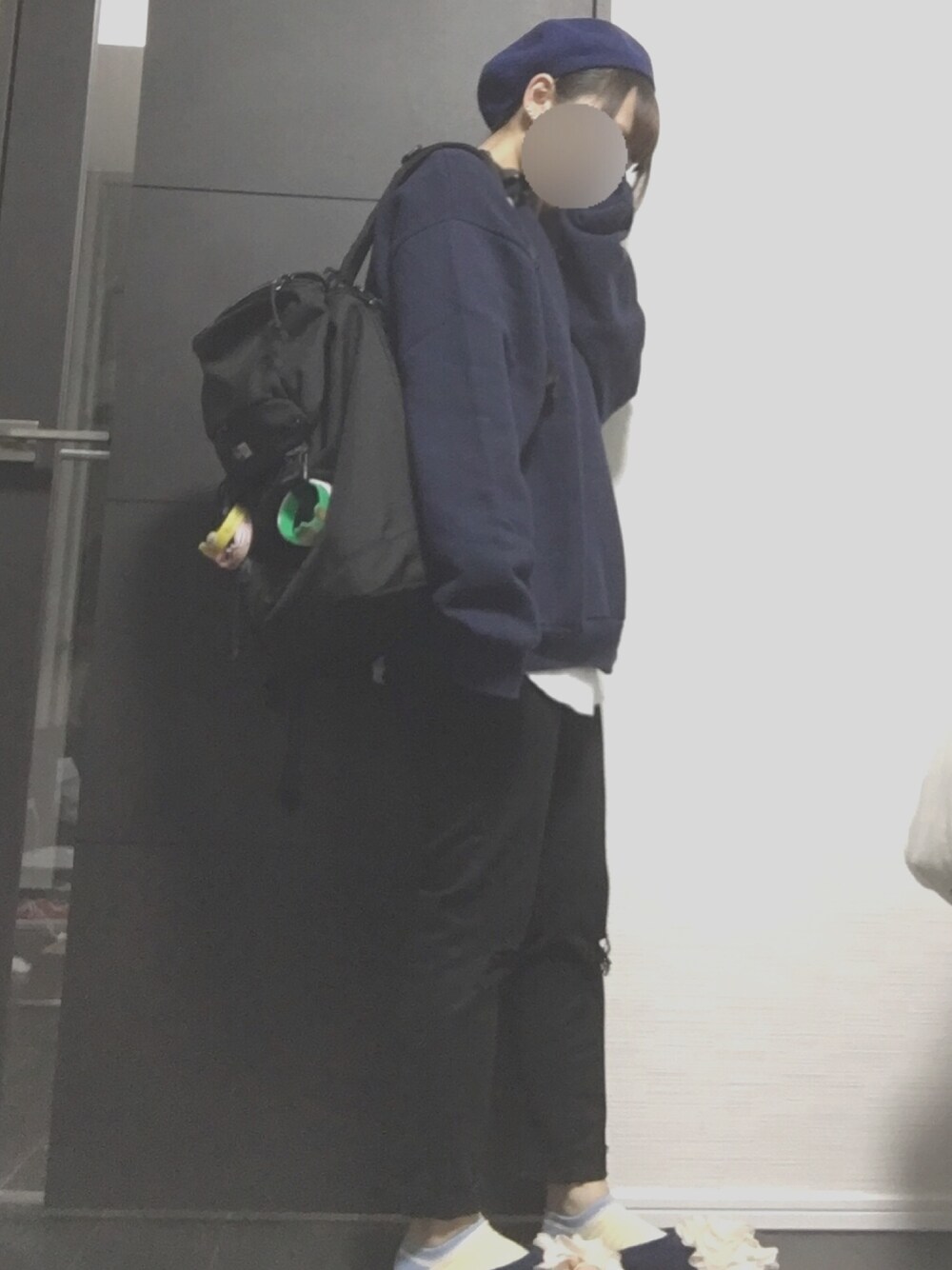 「秋コーデ、シンプルコーデ、パンツスタイル、プチプラ、モノトーン、UNIQLO、黒スキニー」｜「Dr. MartensのDr.Martens / 3989 BROGUE SHOE_mtn（その他シューズ、ブラック系）」を使った、ponzuさん（レディース・154cm）の秋コーディネートの1枚目の写真