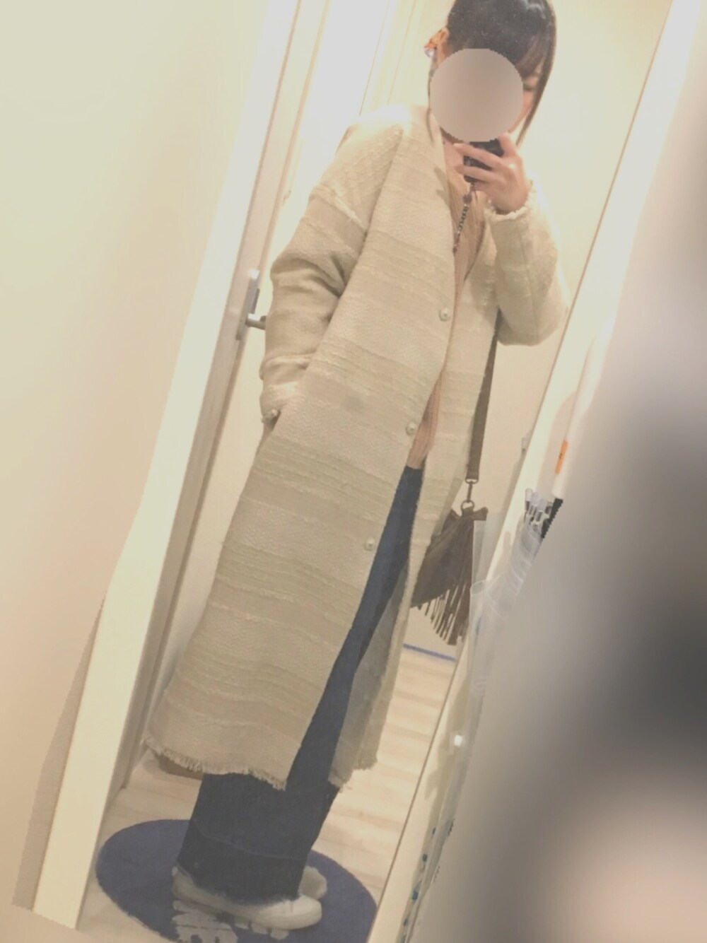 「大人カジュアル、スニーカー、パンツスタイル、大人コーデ」｜「KBFのKBF ツイードサイドスリットコート（その他アウター、ホワイト系）」を使った、ponzuさん（レディース・154cm）の春コーディネートの1枚目の写真