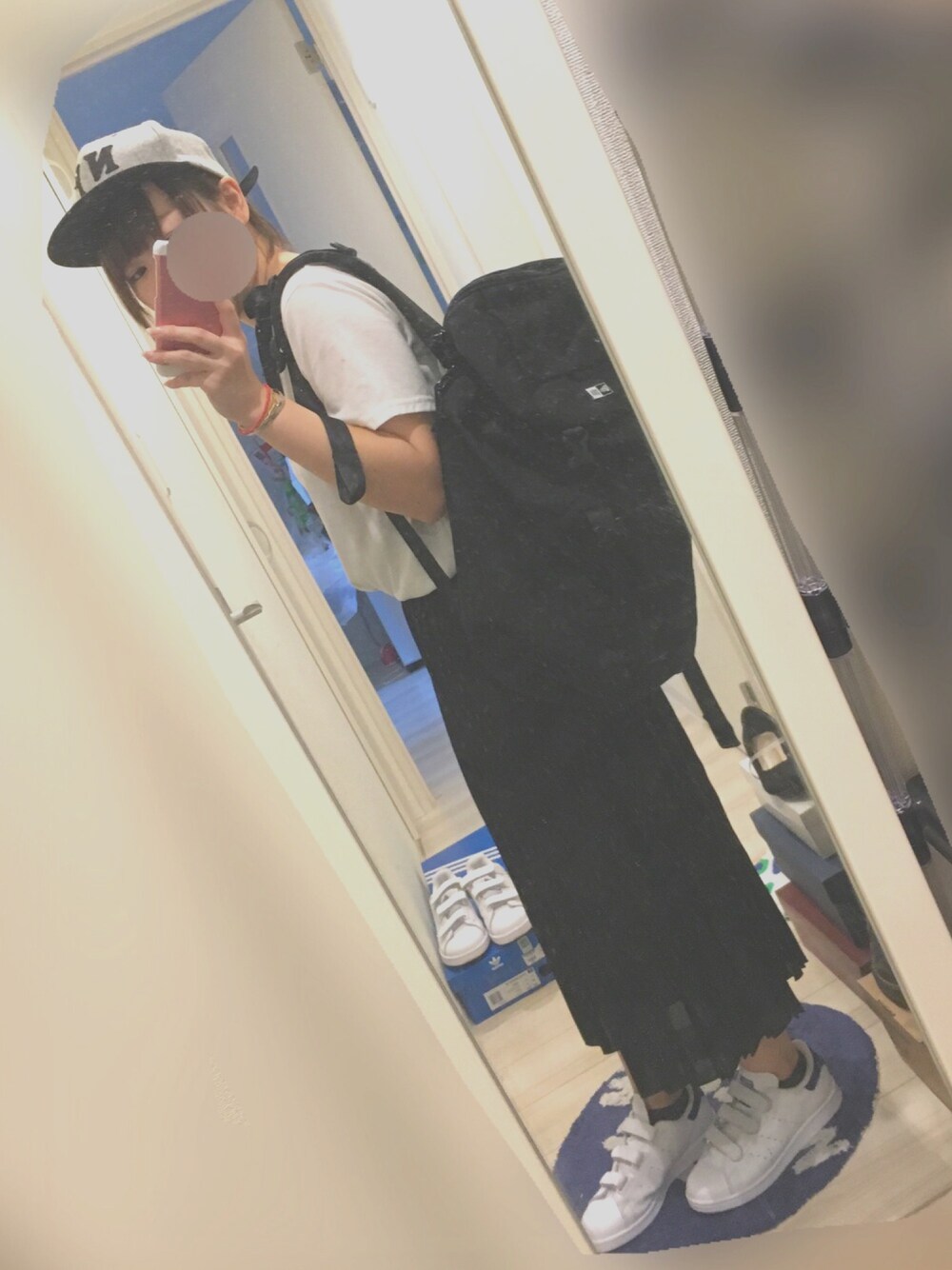 「大人カジュアル、ラフ、ゆるコーデ、モノトーン、スニーカー」｜「UNIQLOのWOMEN シフォンプリーツスカート（スカート、ブラック系）」を使った、ponzuさん（レディース・154cm）の秋コーディネートの1枚目の写真
