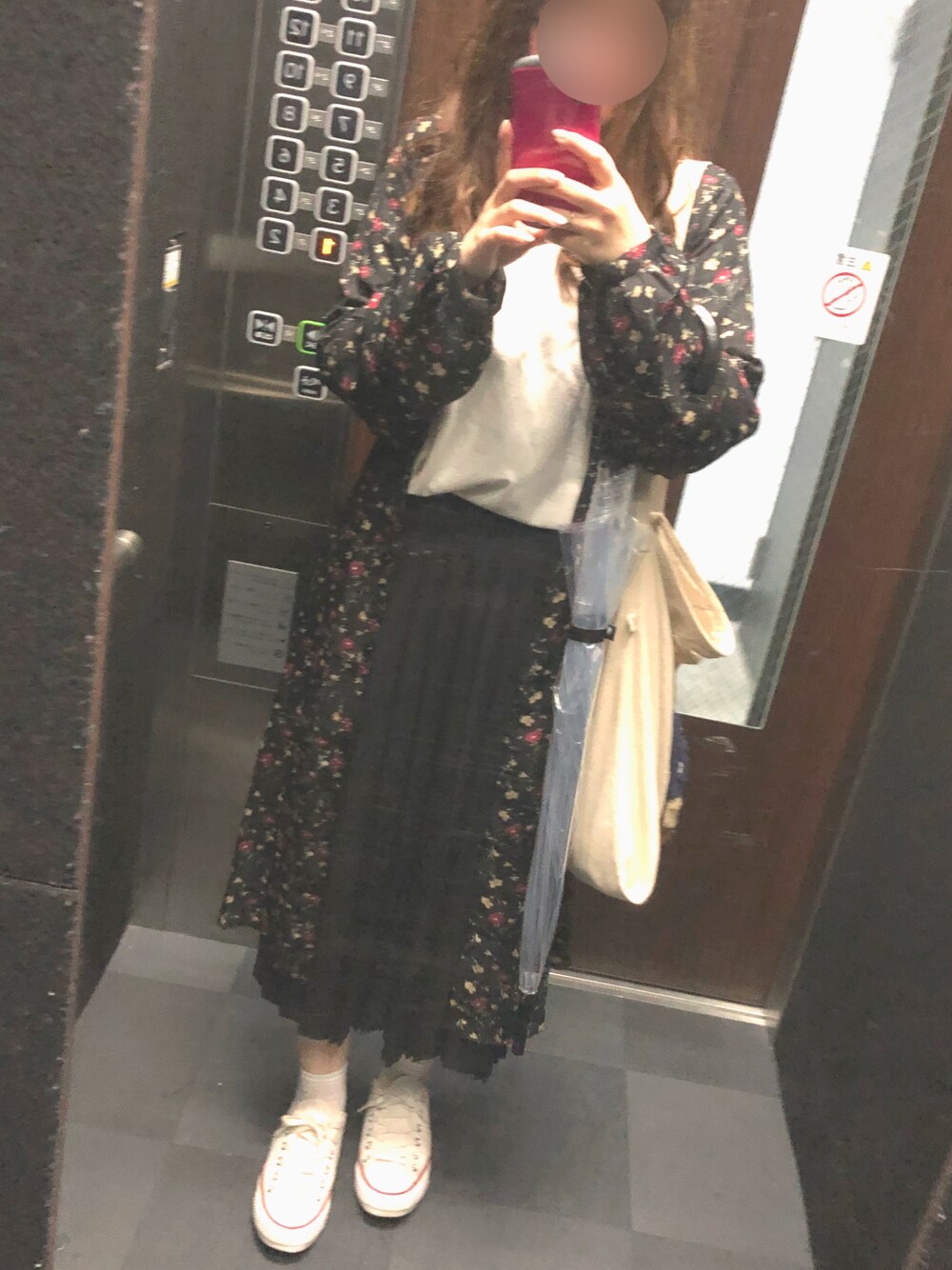 「春、プチプラコーデ、モノトーン、ワンピース、スニーカー、花柄ワンピース、コンバース」｜「CONVERSEのCONVERSE コンバース ALL STAR OX オールスター オックス　（スニーカー、ホワイト系）」を使った、ponzuさん（レディース・154cm）の春コーディネートの1枚目の写真