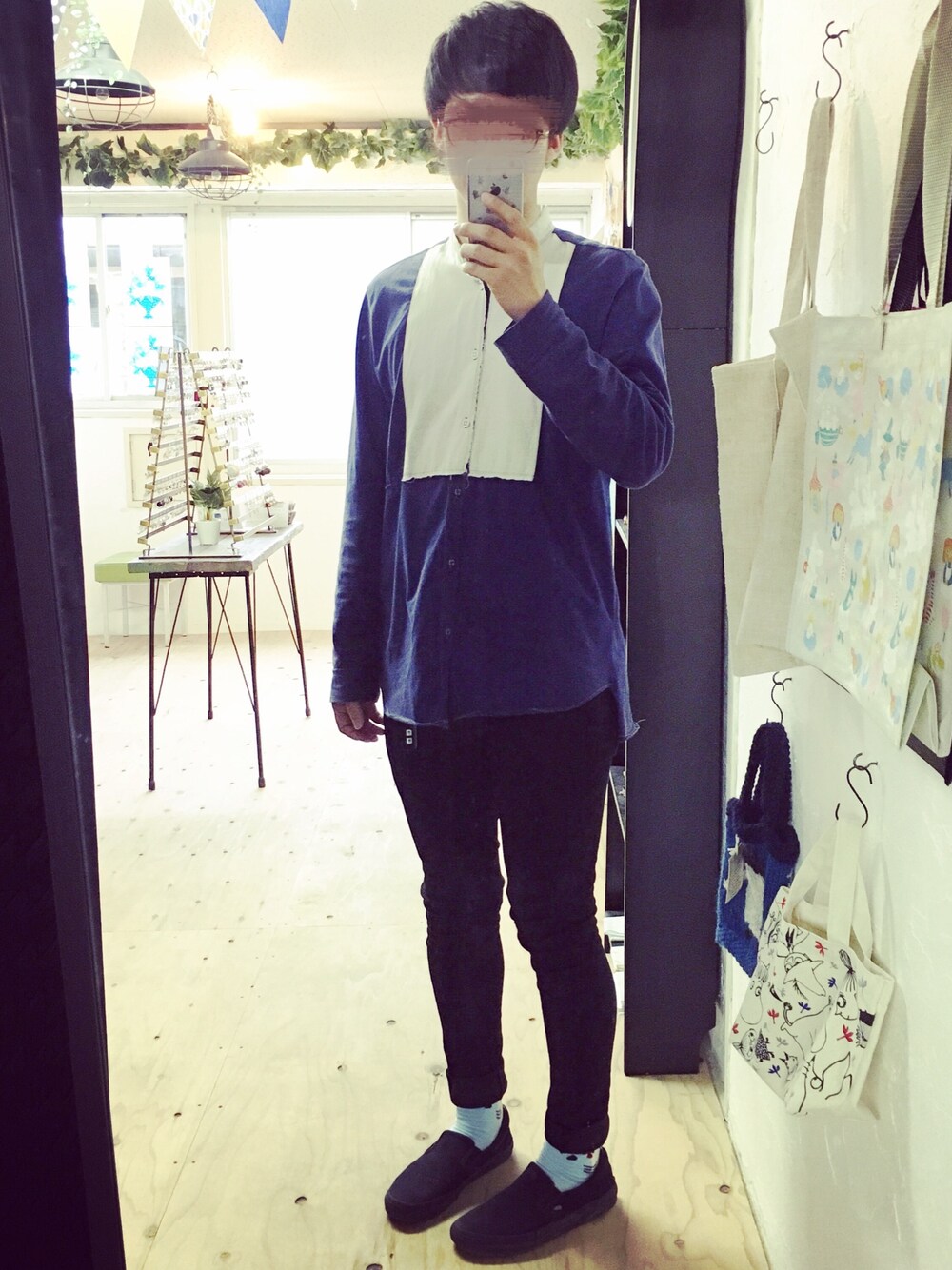 「肌ウーノ、シンプル、おしゃれさんと繋がりたい、ゆるコーデ、カジュアル、ootd、スニーカーコーデ、プチプラ、黒スキニー、古着」｜「VANSのVANS ヴァンズ SLIP ON スリッポン V98CLA M.BLACK（スリッポン、ブラック系）」を使った、たくちゃんさん（メンズ・174cm）の春コーディネートの1枚目の写真