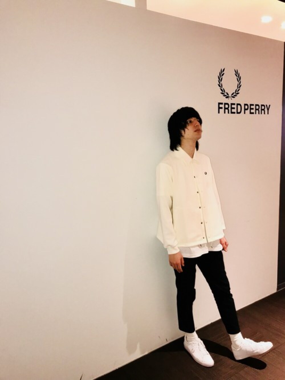 「レイヤードスタイル、ジャージ、Aライン、FRED PERRY、白ジャケット、フレッドペリー」｜「FRED PERRYのJersey Coach Jacket（ブルゾン、ホワイト系）」を使った、祥さん（メンズ・185cm）の冬コーディネートの1枚目の写真