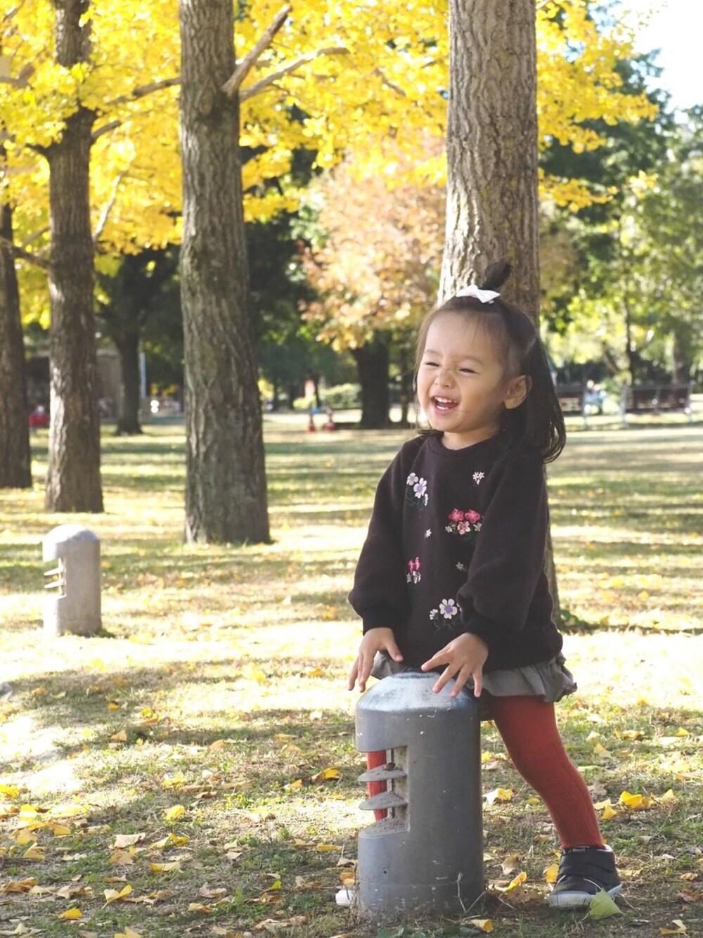 ブラウン系のスウェット、オレンジ系のタイツ/ストッキングを着用したキッズの冬コーディネートの1枚目の写真