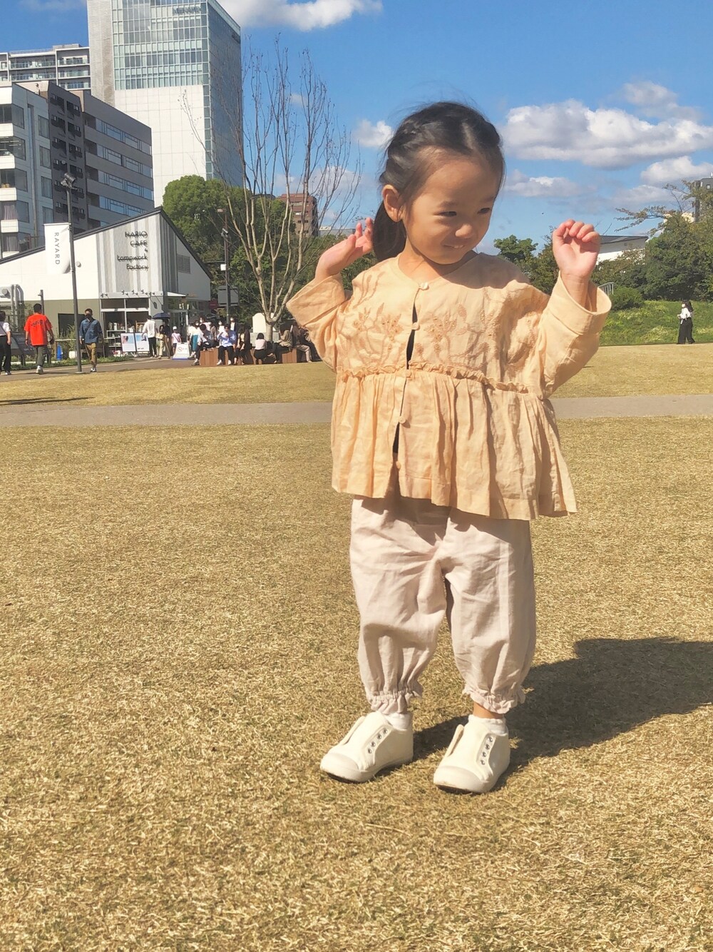 「カジュアルコーデ、キッズファッション、ゆるコーデ、女の子コーデ、2歳、キッズコーデ、ワントーンコーデ、休日スタイル、ベージュ、カジュアル」｜「A BONDのindiaフラワー刺繍ブラウス（90～120cm）（シャツ/ブラウス、ベージュ系）」を使った、oririiiiiさん（キッズ・90cm）の秋コーディネートの1枚目の写真
