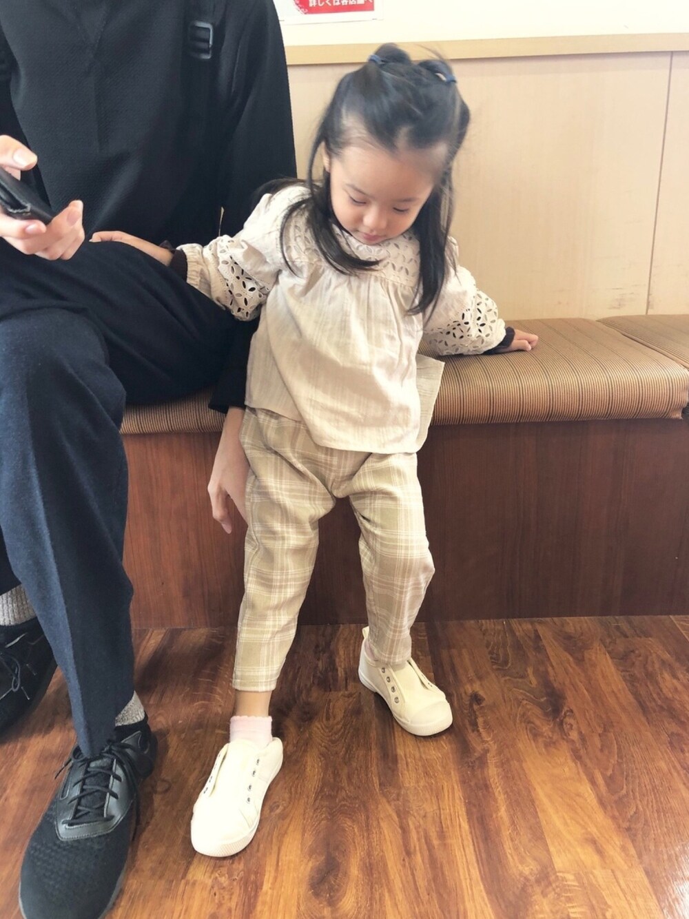 「秋のコーデ、キッズファッション、ゆるコーデ、女の子コーデ、カジュアルコーデ、休日スタイル、2歳、チェックパンツ、ベージュ、ワントーンコーデ」｜「BREEZEのレースブラウス（シャツ/ブラウス、ホワイト系）」を使った、oririiiiiさん（キッズ・90cm）の秋コーディネートの1枚目の写真