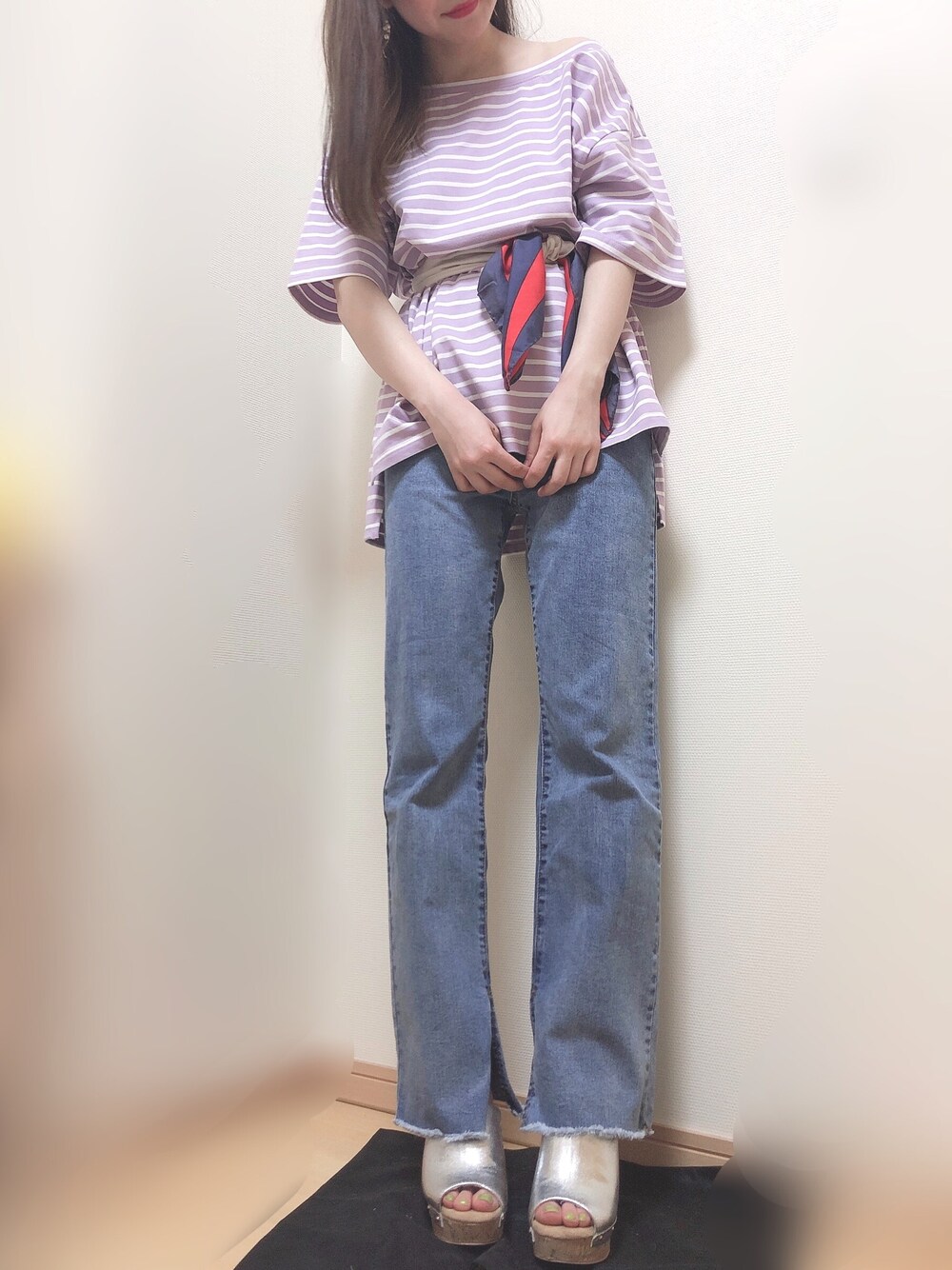 パープル系のTシャツ/カットソー、ブルー系のデニムパンツ、シルバー系のサンダルを着用したレディースの春コーディネートの1枚目の写真