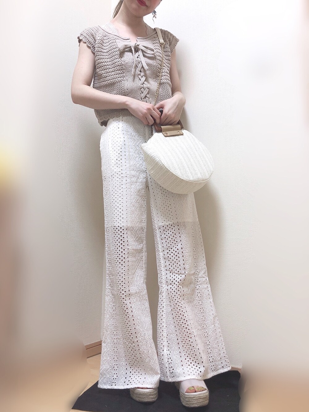 ベージュ系のニット/セーター、ホワイト系のその他パンツ、ホワイト系のショルダーバッグを着用したレディースの春コーディネートの1枚目の写真